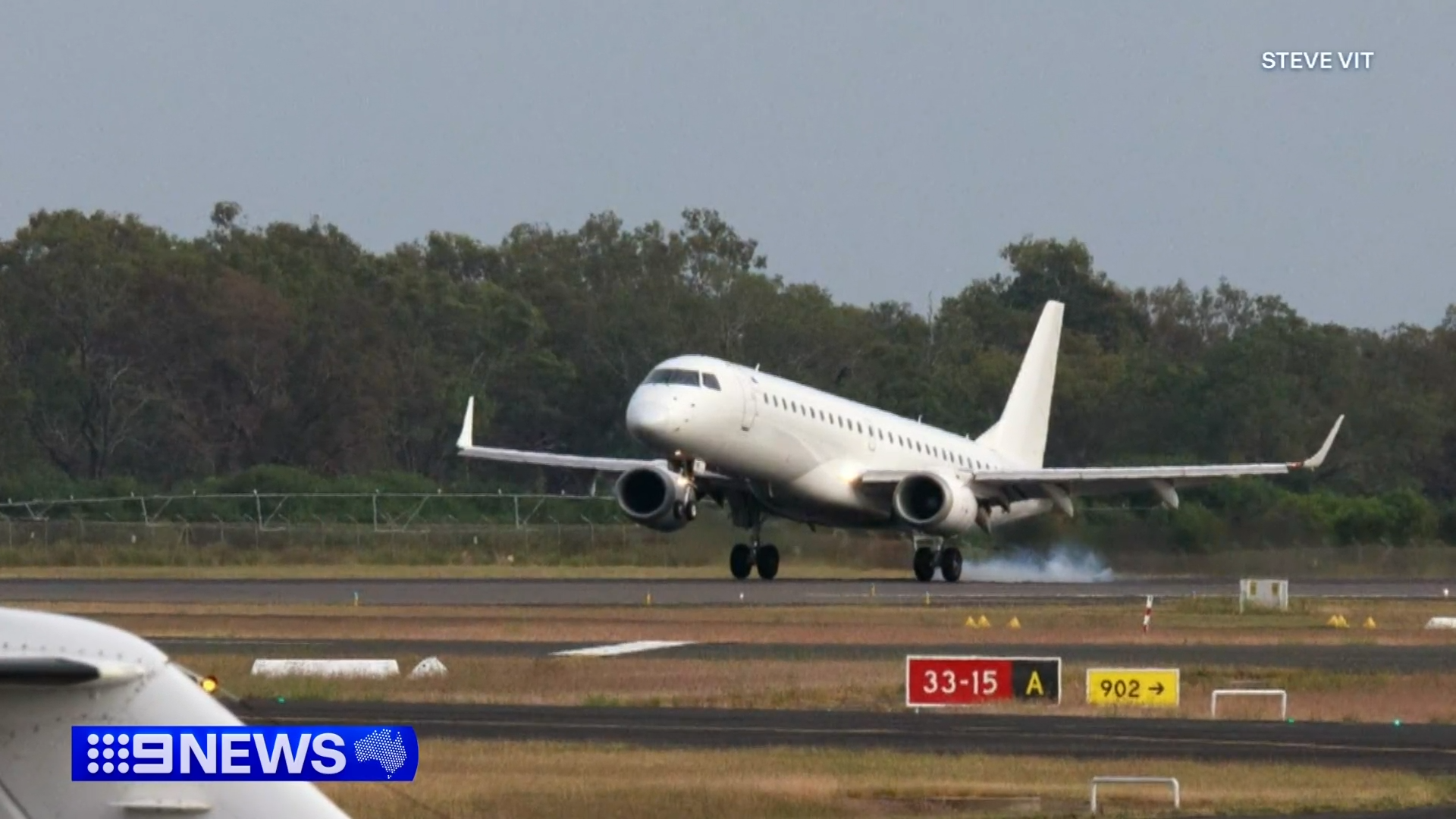 Passengers recall 'scary' moment Qantas flight descended 6400m in six minutes