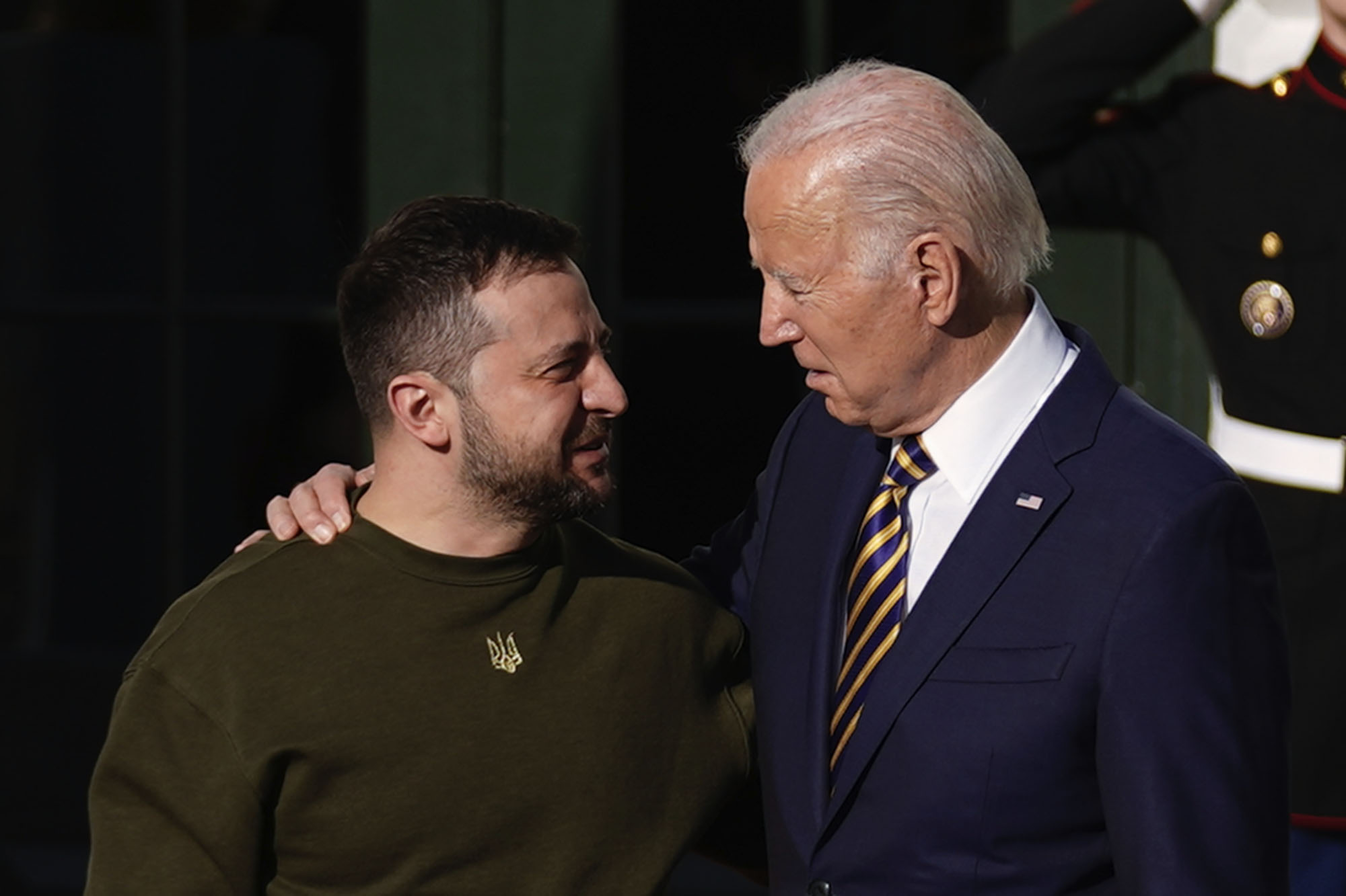 Zelenskyy le dice a Biden: 'Sin compromisos' en el camino hacia la paz