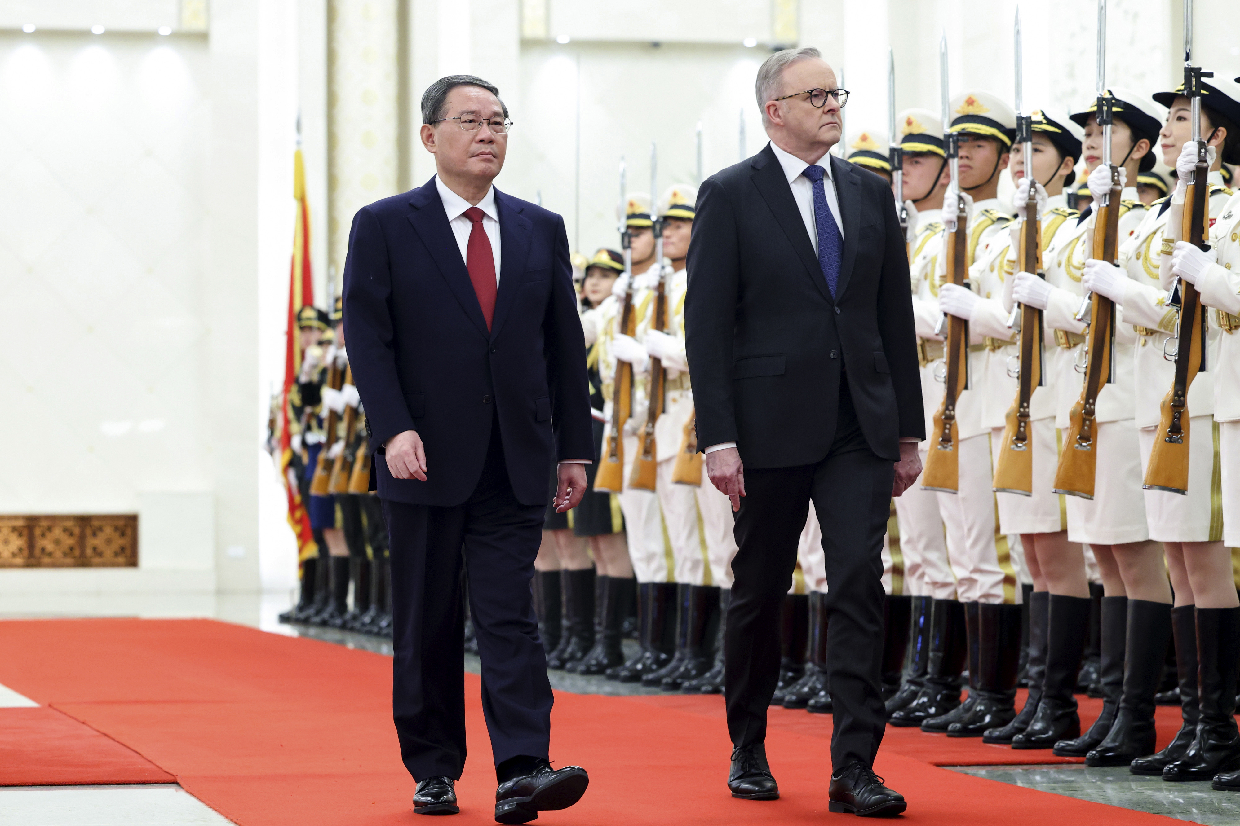 Anthony Albanese walks with Chinese Premier Li Qiang