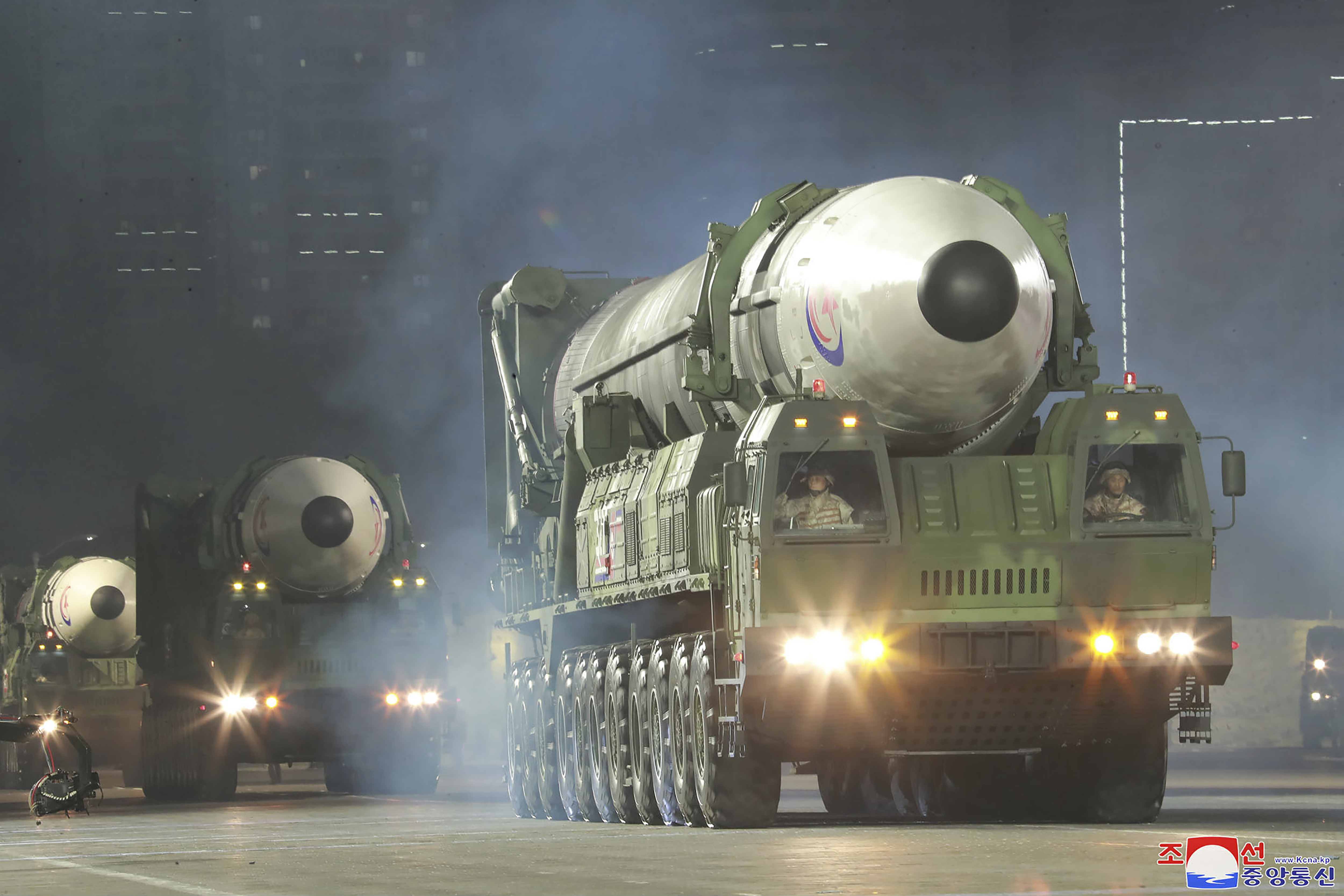 Un ICBM Hwasong-17 fue una de las nuevas armas en exhibición.  Ha sido calificado por Pyongyang como uno de sus mayores logros militares hasta el momento.  Teóricamente, el misil balístico intercontinental podría poner todo el territorio continental de EE. UU. al alcance de una ojiva nuclear norcoreana, pero los analistas dicen que hay dudas sobre si el misil puede lanzar una carga útil nuclear en el objetivo.  Corea del Norte afirma que probó con éxito el misil en marzo y describió el lanzamiento como un "poderoso disuasivo de guerra nuclear".  