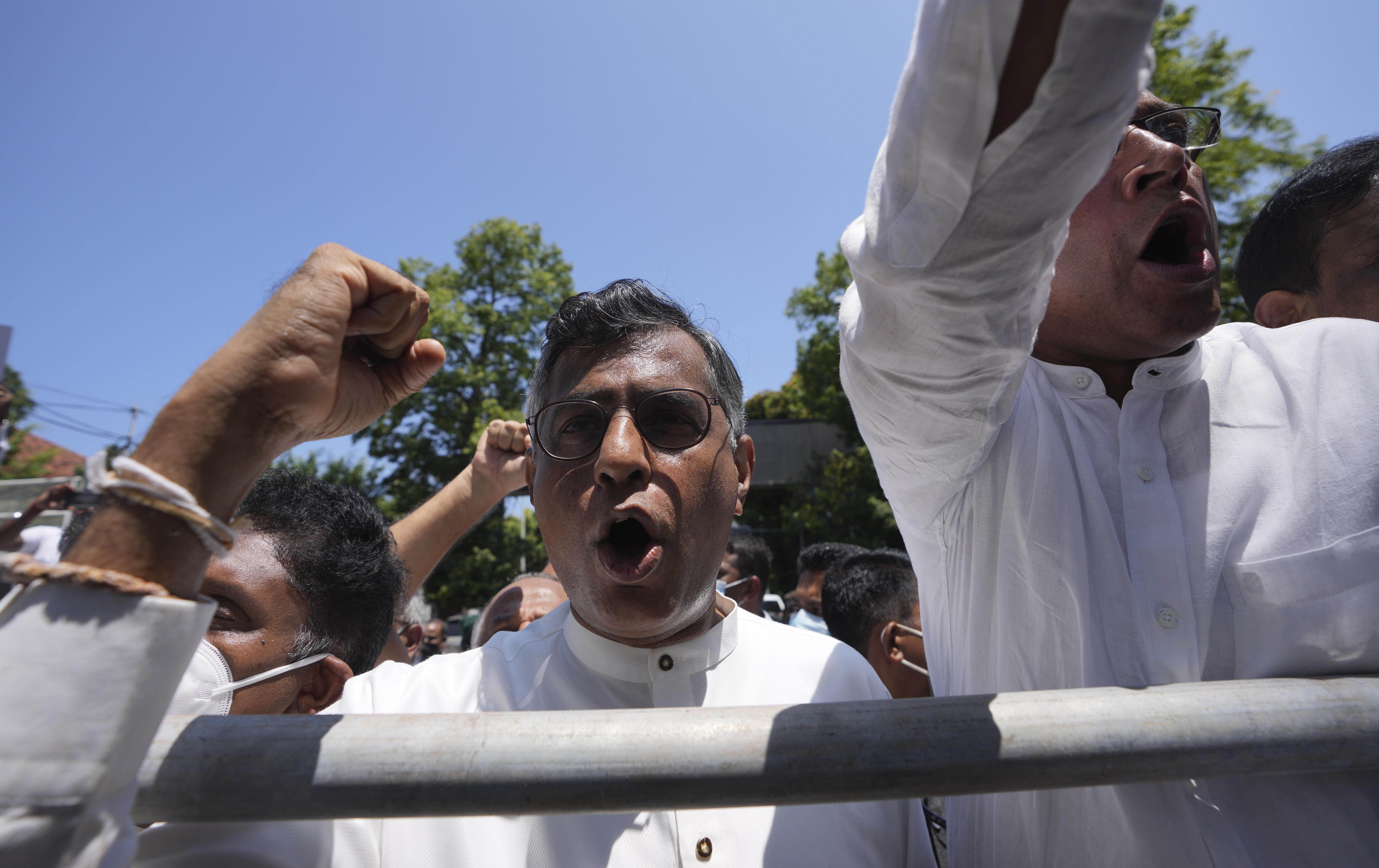 Sri Lankan opposition lawmakers have joined protests in Colombo in defiance of the recently imposed state of emergency and curfew. 