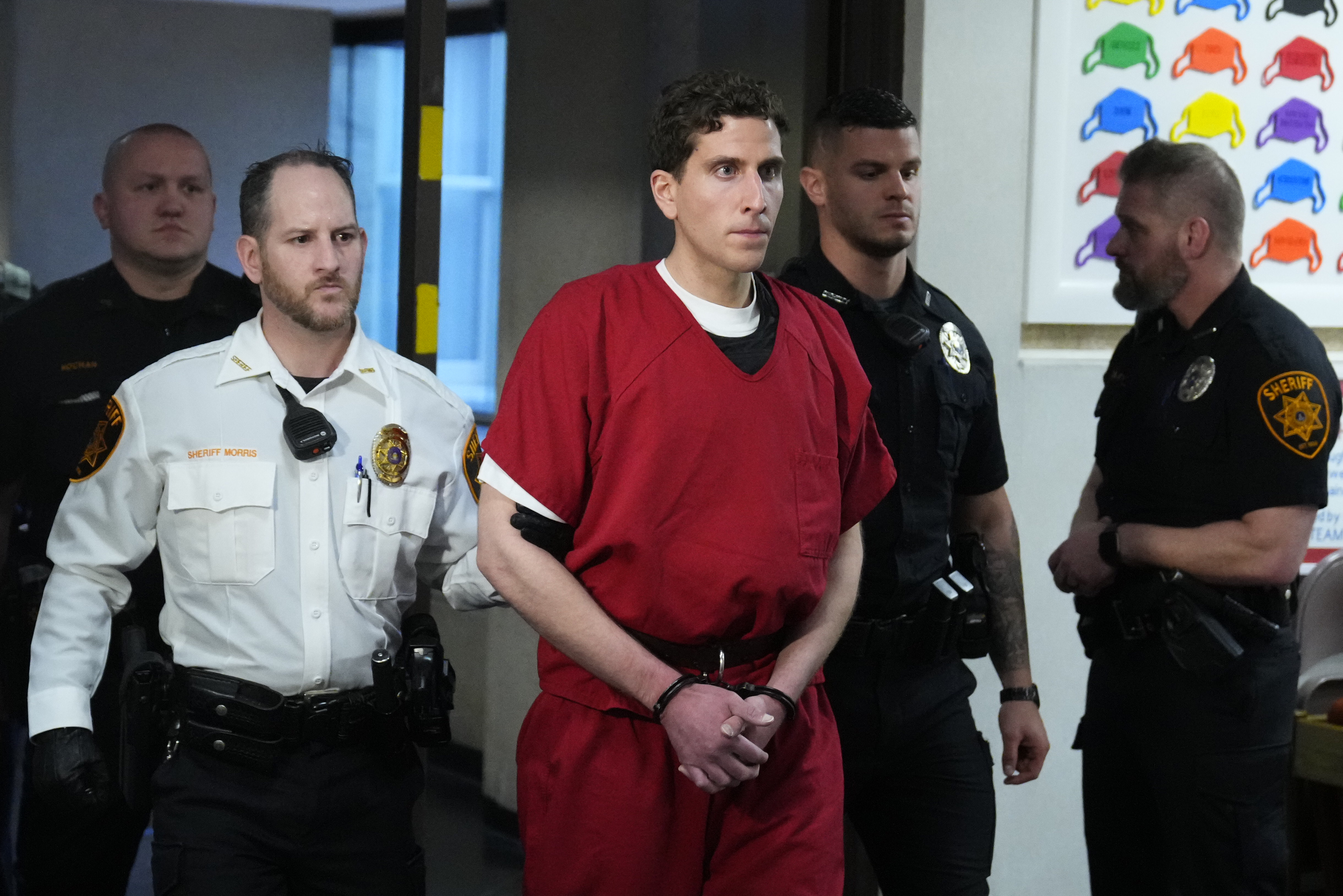 Bryan Kohberger, acusado de matar a cuatro estudiantes de la Universidad de Idaho, se va después de una audiencia de extradición en el juzgado del condado de Monroe en Stroudsburg, Pensilvania, el martes 3 de enero de 2023.