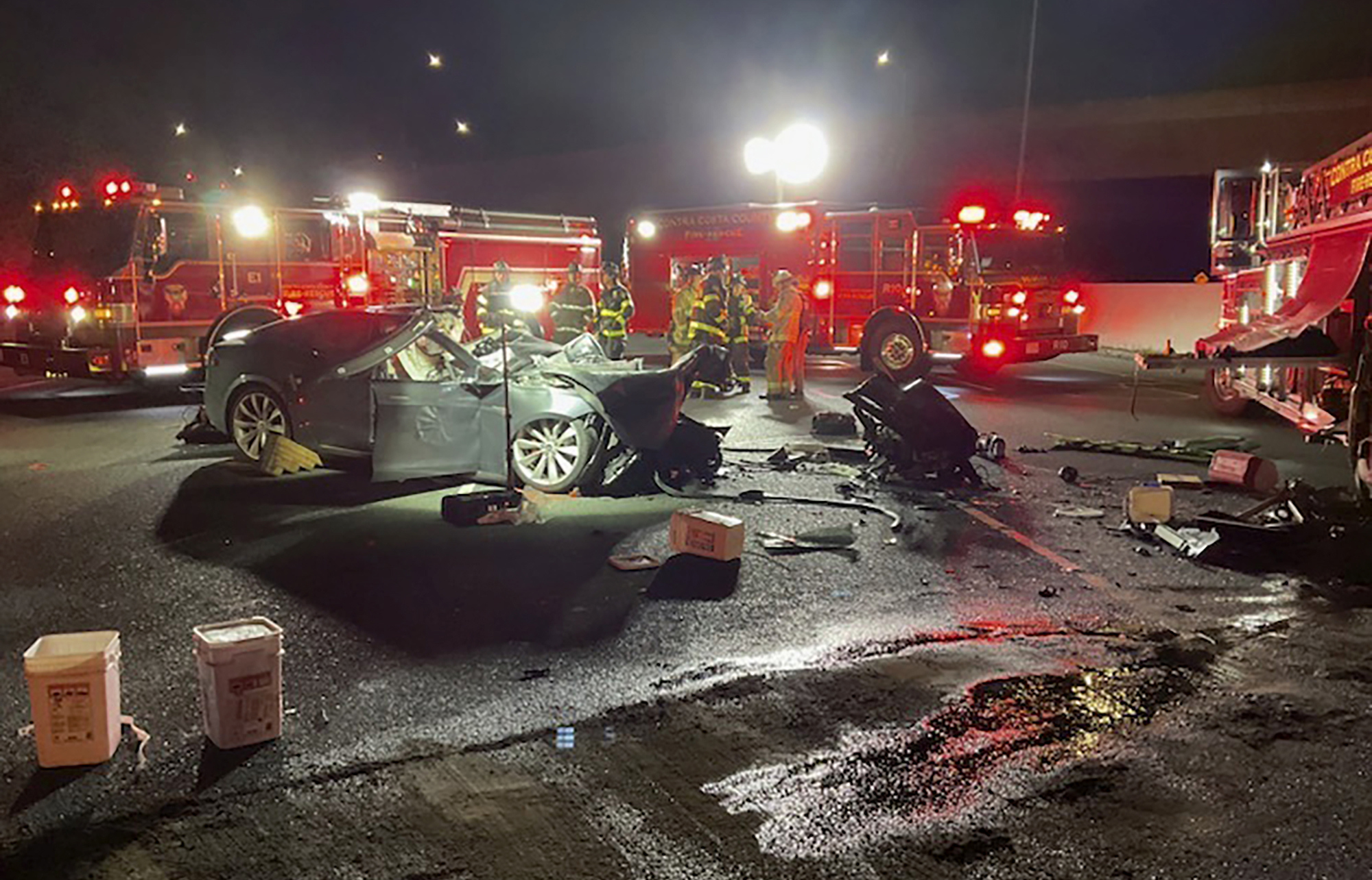 Muere conductor de Tesla tras embestir camión de bomberos en autopista