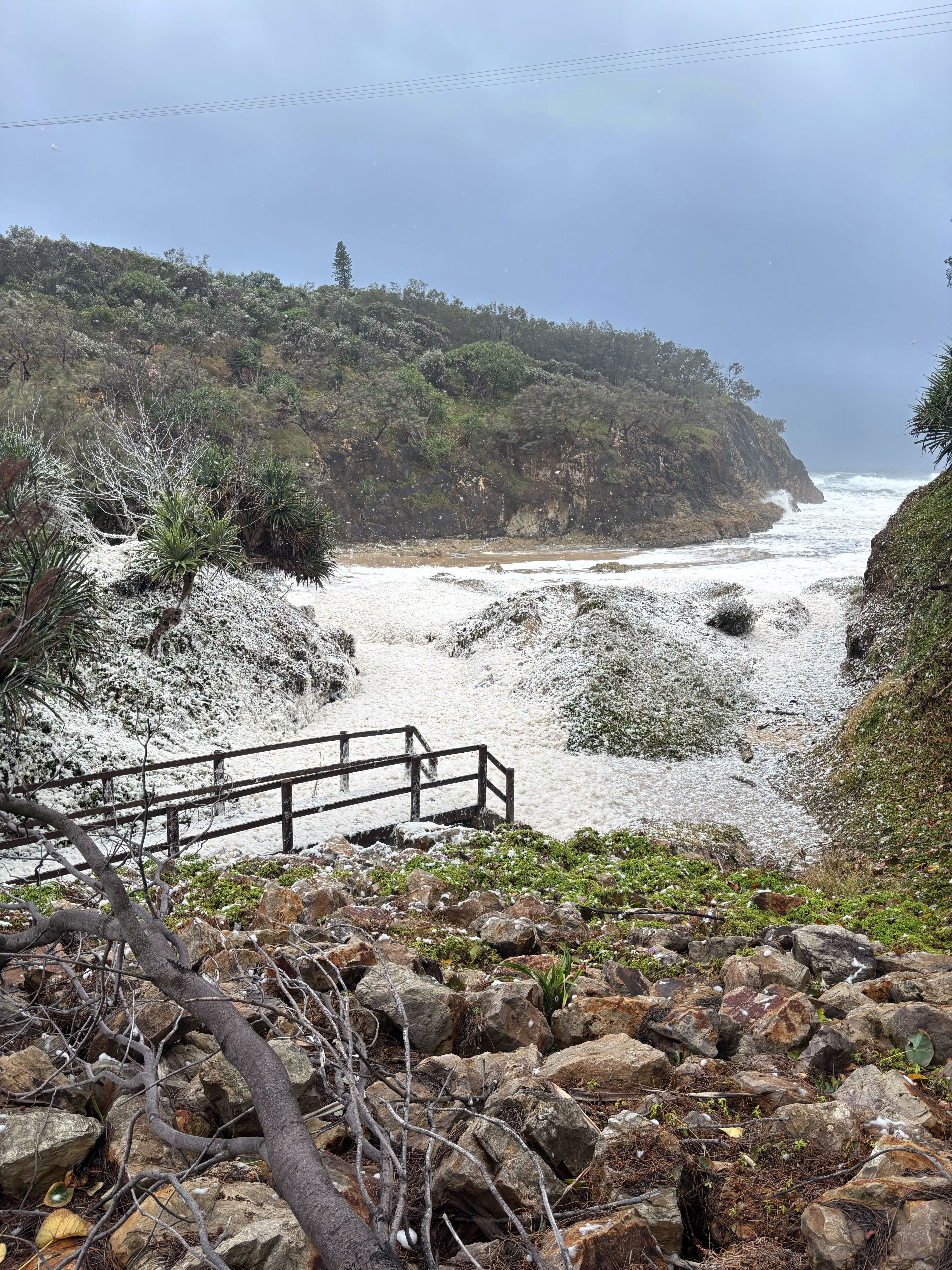 'Worst is yet to come': Stradbroke Island locals brace for cyclone