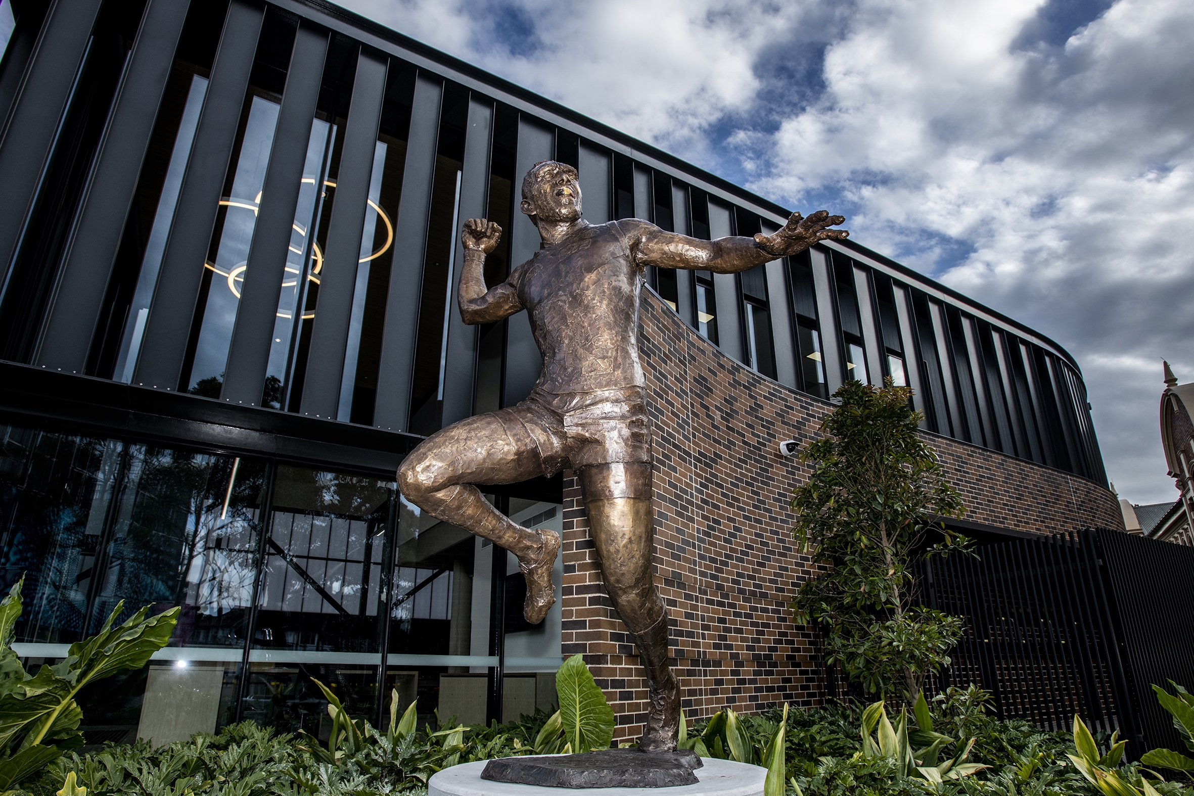 The new Adam Goodes statue was unveiled outside Swans HQ ahead of Sydney's clash with Carlton at SCG