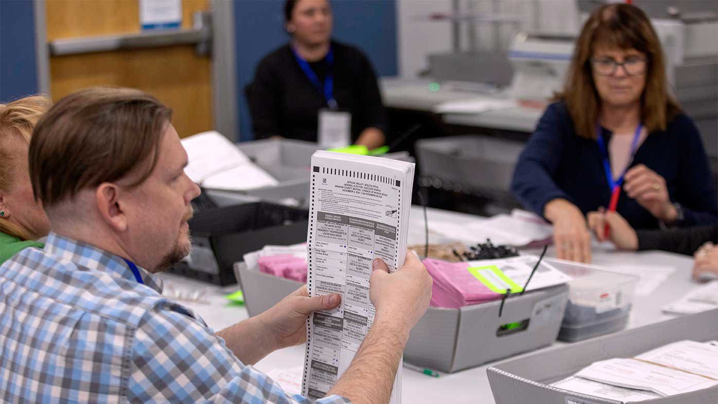 Los funcionarios del crucial condado de Washoe, Nevada, revisan las votaciones anticipadas.