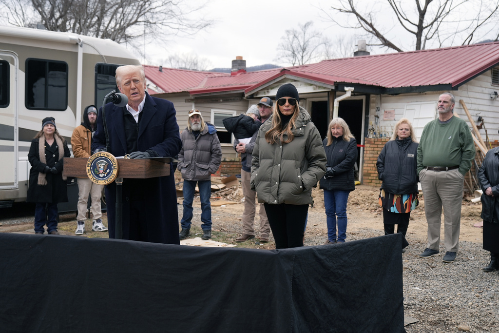 El presidente Donald Trump habla junto a la primera dama Melania Trump, mientras se reúnen con los propietarios afectados por el huracán Helene en Swannanoa, Carolina del Norte, viernes 24 de enero de 2025. (Photo/Mark Schiefelbein)