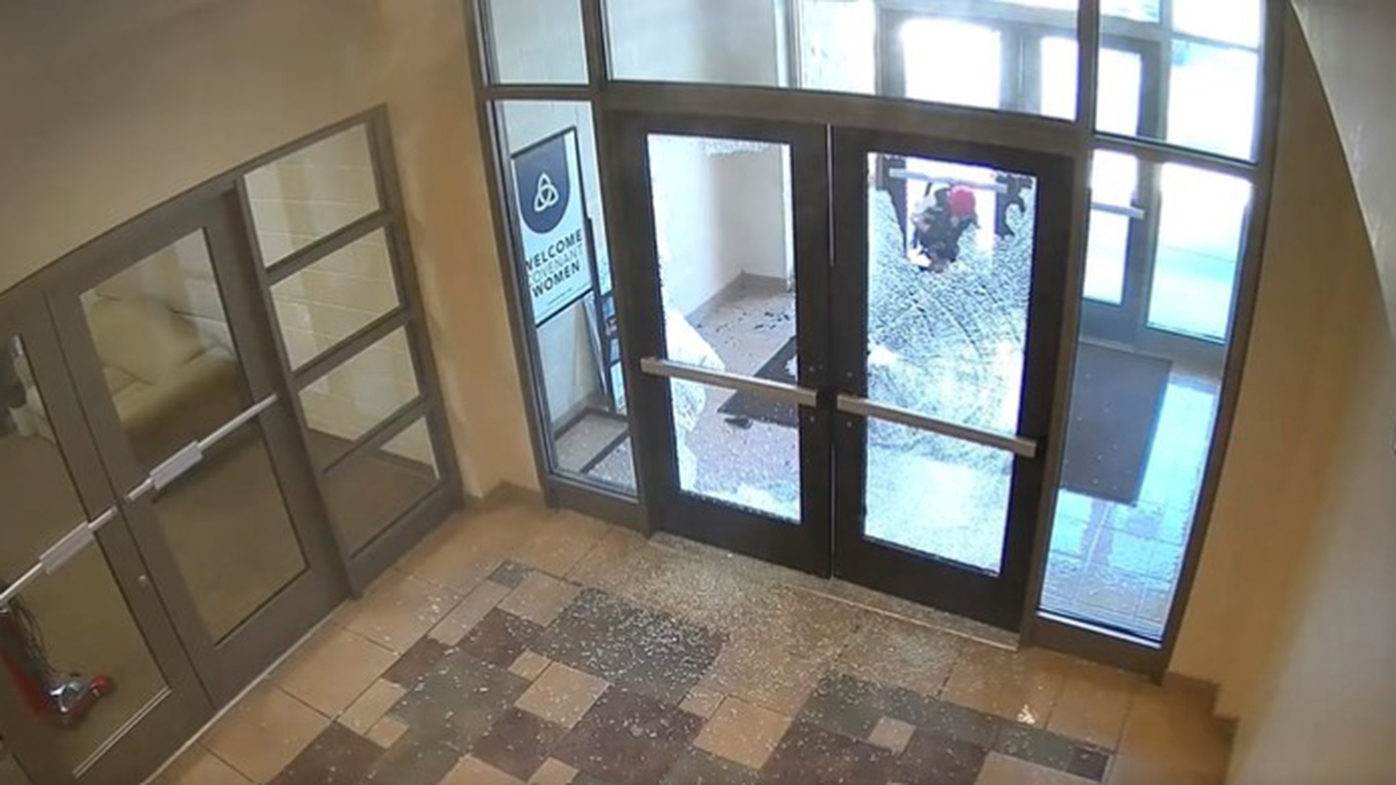 Hale disparó a través de las puertas del edificio para poder entrar.