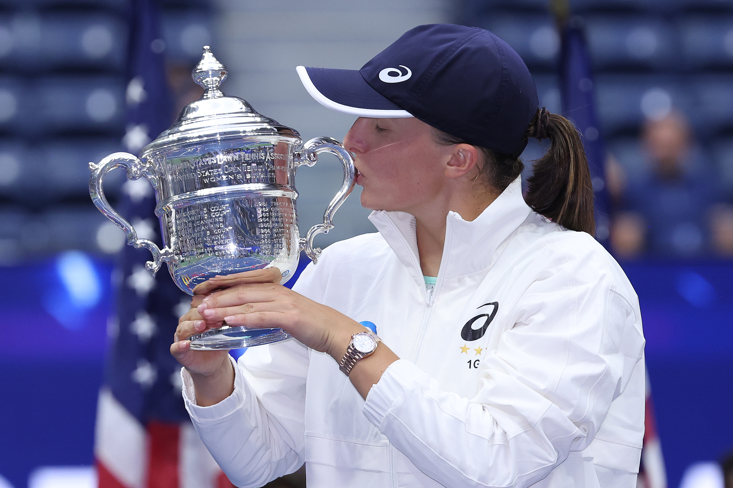 Iga Swiatek of Poland celebrates with the championship trophy after defeating Ons Jabeur of Tunisia during their Womens Singles Final match on Day Thirteen of the 2022 US Open at USTA Billie Jean King National Tennis Center on September 10, 2022 in the Flushing neighborhood of the Queens borough of New York City. (Photo by Matthew Stockman/Getty Images)