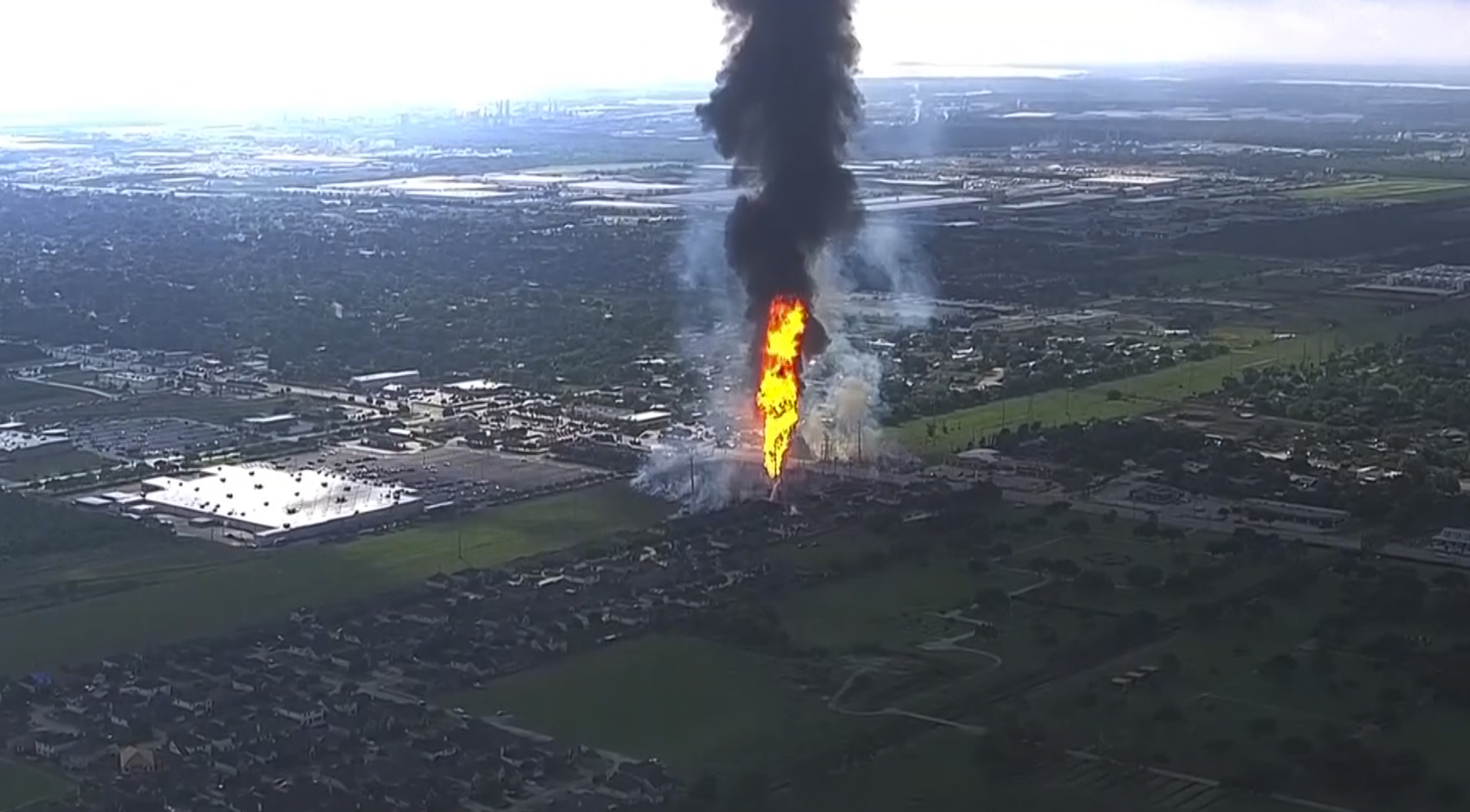 Una torre de llamas estalla en una explosión de un oleoducto en EE.UU.