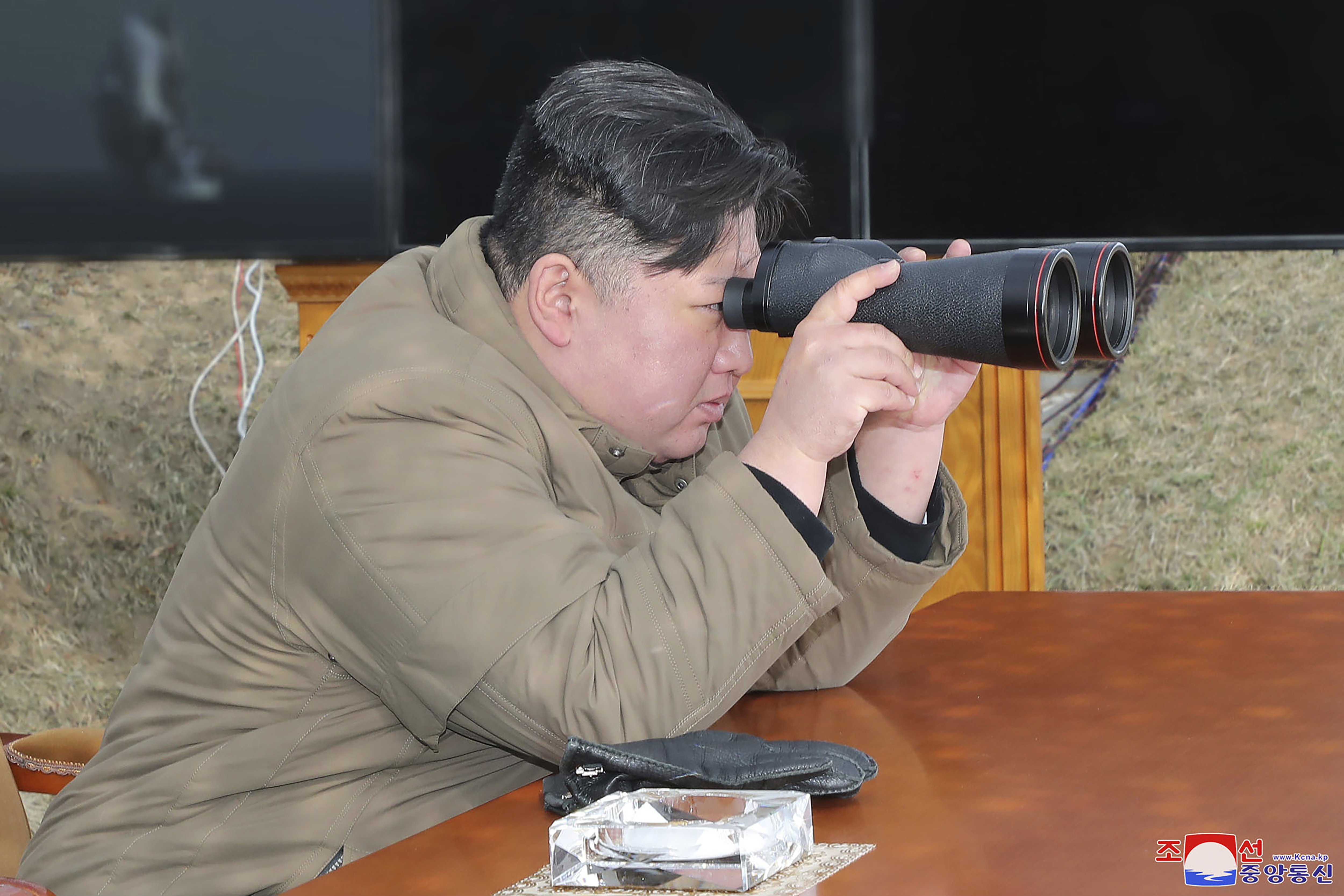 En esta foto tomada del 21 al 23 de marzo de 2023 y proporcionada por el gobierno de Corea del Norte, el líder norcoreano Kim Jong Un supervisa un ejercicio en la provincia de Hamgyong del Sur, Corea del Norte. 