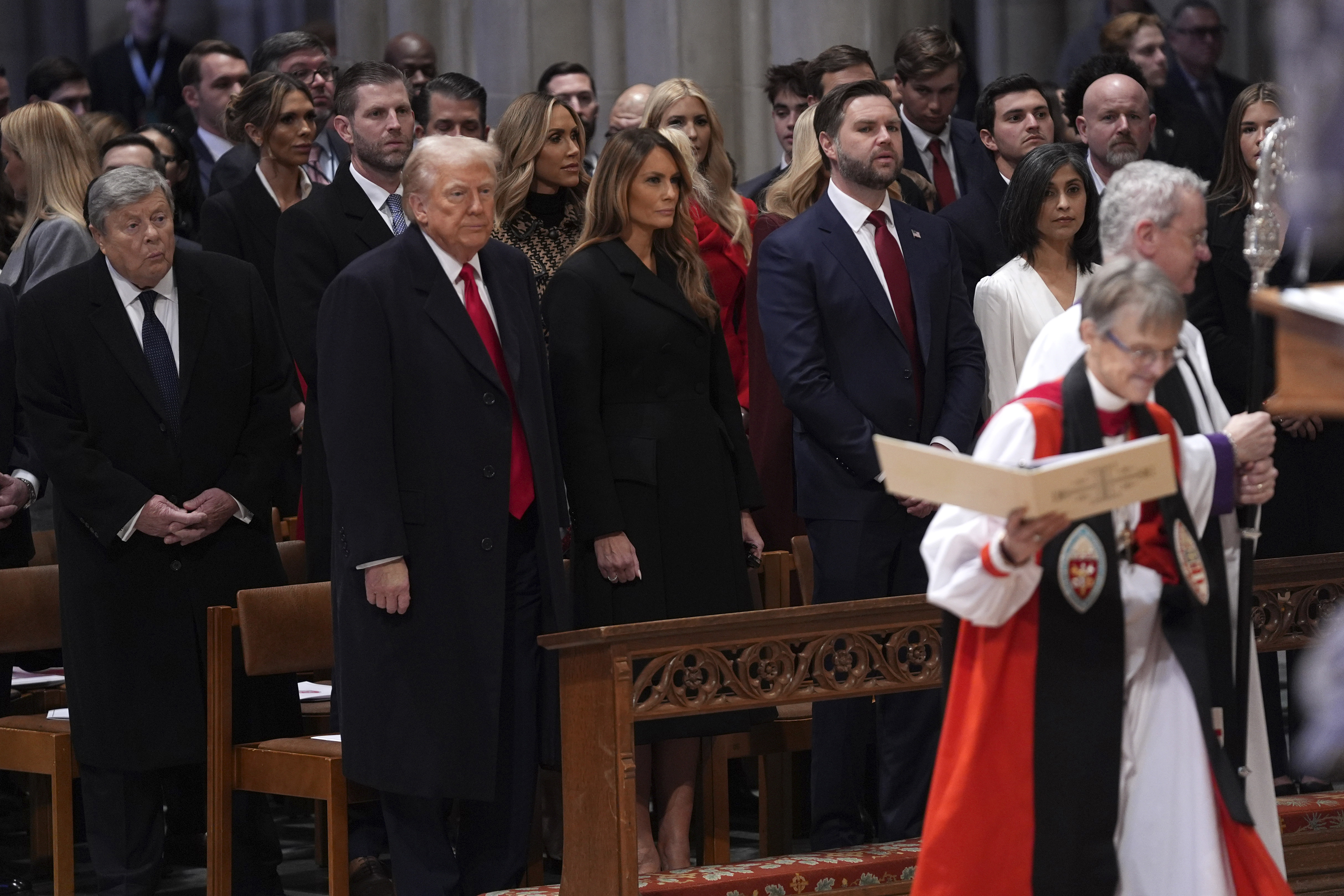 Trump exige disculpas al obispo que le pidió "tener piedad"