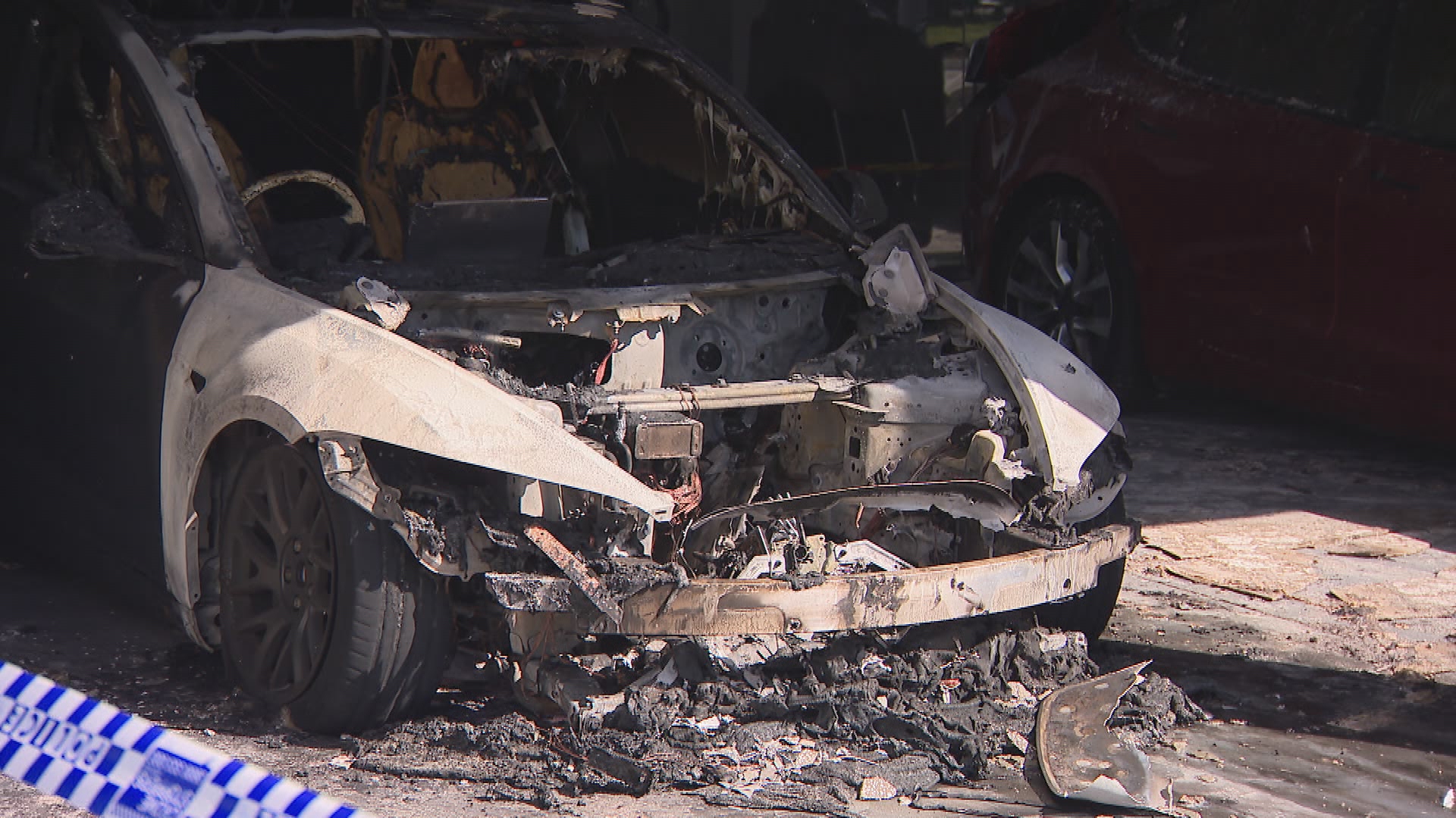 la benzina è stata utilizzata per dare fuoco a tre auto elettriche a Parramatta in un sospetto incendio doloso