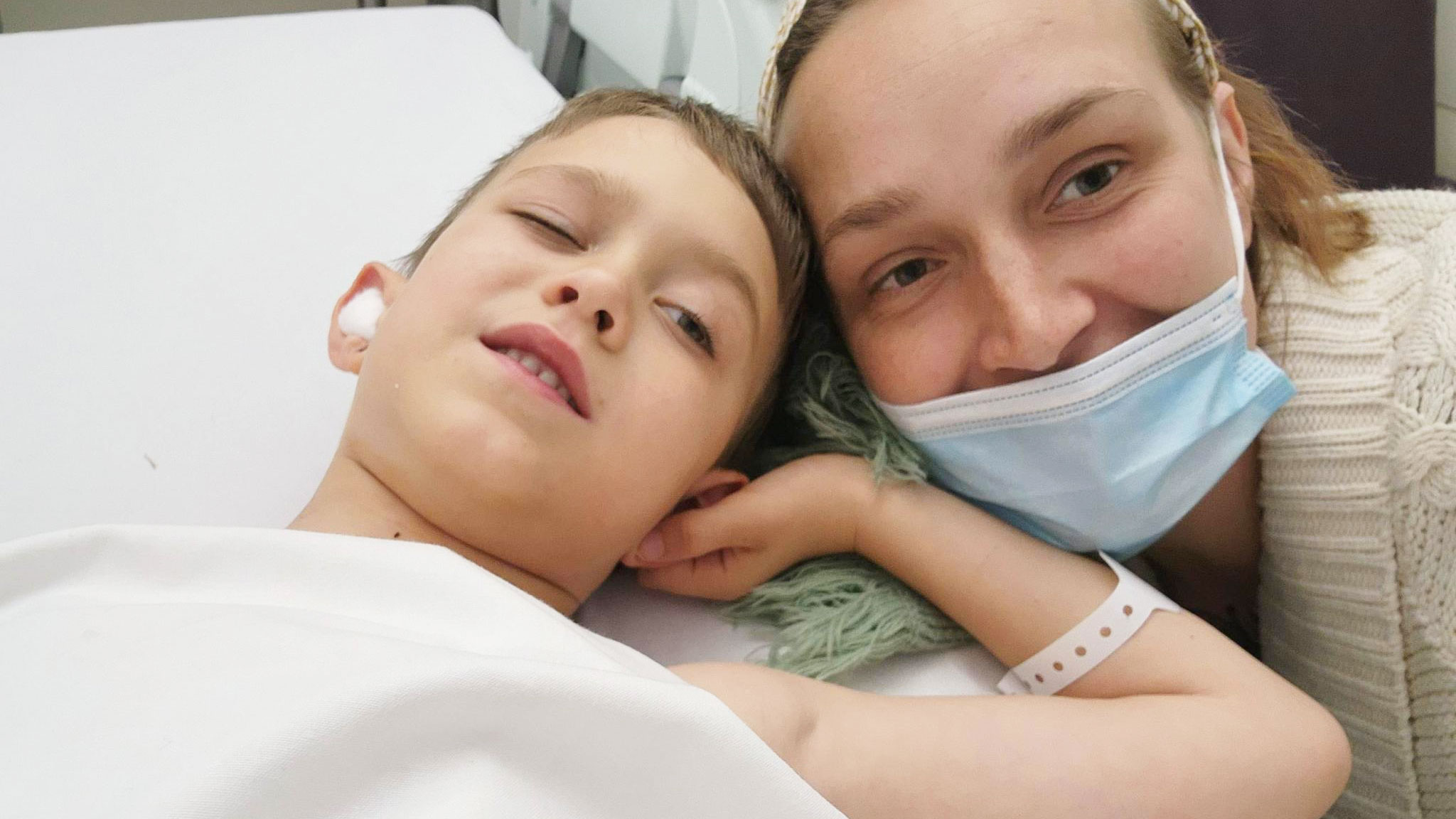 Oliver Jepson, pictured in hospital with his mother Naomi.