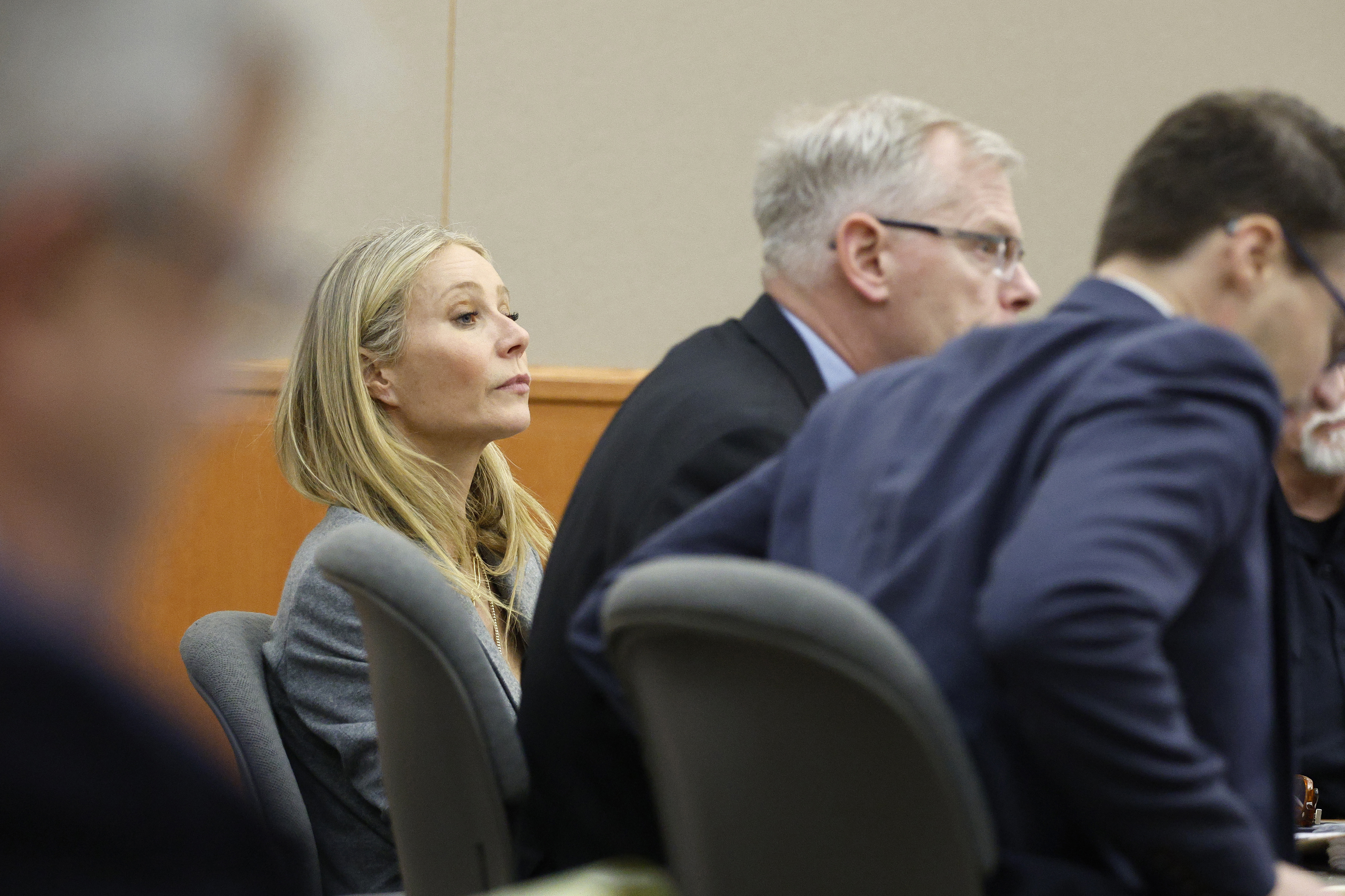 Gwyneth Paltrow se sienta en la corte durante una objeción en su juicio, el jueves 23 de marzo de 2023, en Park City, Utah, donde está acusada en una demanda de chocar contra un esquiador durante unas vacaciones familiares de esquí en 2016, dejándolo con daño cerebral y cuatro costillas rotas.  Terry Sanderson afirma que el actor convertido en influencer de estilo de vida bajaba por las laderas de manera tan imprudente que chocaron violentamente, dejándolo en el suelo mientras ella y su séquito continuaban su descenso por Deer Valley Resort, una pista de esquí.