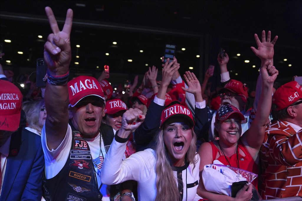 Simpatizantes observan los resultados de una fiesta nocturna de observación de las elecciones de campaña del expresidente Donald Trump, candidato presidencial republicano, en el Centro de Convenciones de Palm Beach, el miércoles 6 de noviembre de 2024, en West Palm Beach, Florida (Foto AP/Evan Vucci)