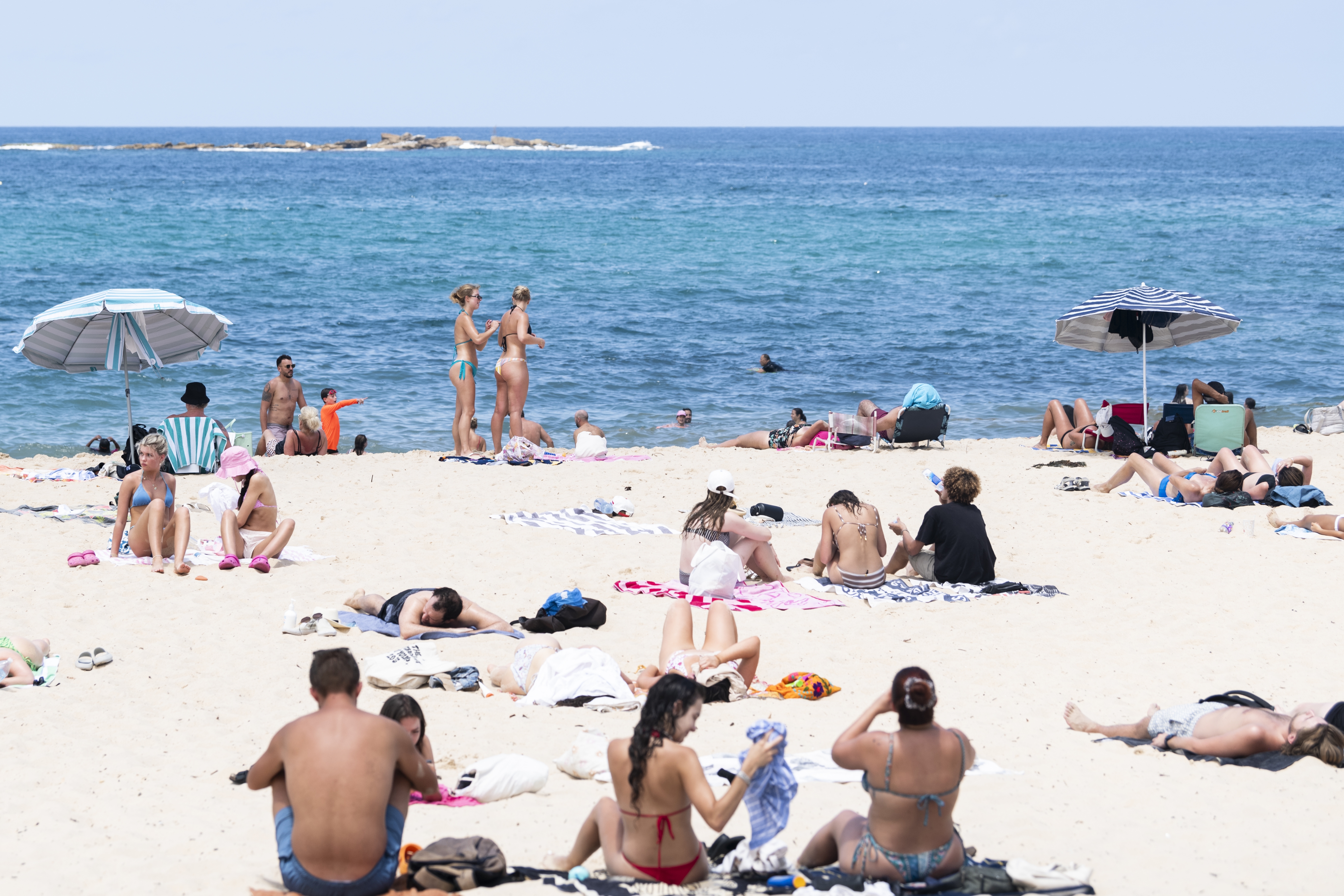 People enjoy the summer weather at Coogee beach on New Year's eve. December 31, 2024. Photo: Rhett Wyman / SMH