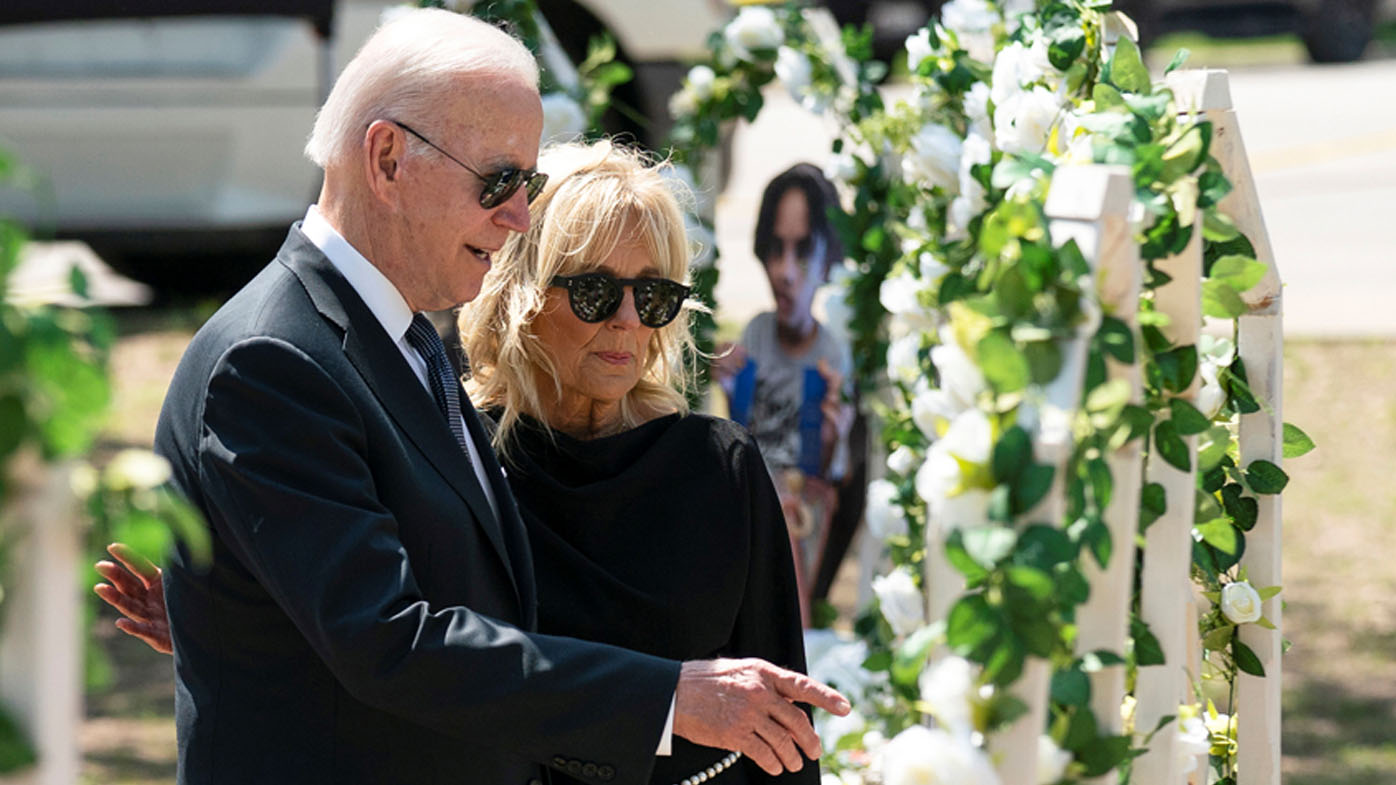 Biden visita monumento a víctimas de tiroteo en escuela de Texas