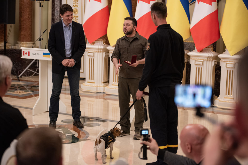 KYIV, UCRANIA - 8 DE MAYO: El presidente ucraniano Volodymyr Zelensky (centro) y el primer ministro canadiense Justin Trudeau asisten a una conferencia de prensa como Patron, un perro de servicio entrenado para detectar explosivos, el 8 de mayo de 2022 en Kiev, Ucrania.  Más temprano ese día, el primer ministro canadiense visitó el suburbio de Irpin para observar la devastación que dejó la invasión rusa.  (Foto de Alexey Furman/Getty Images)