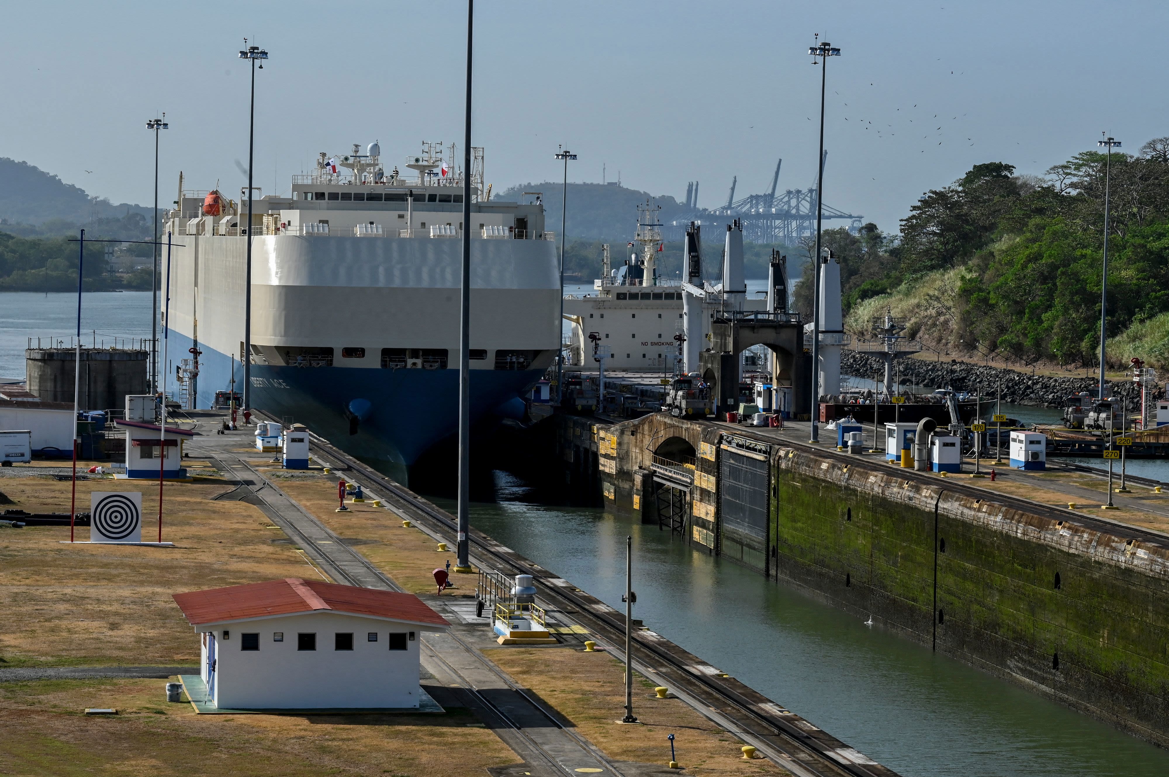 Un barco es guiado a través de las esclusas de Miraflores del Canal de Panamá cerca de la ciudad de Panamá en abril de 2023