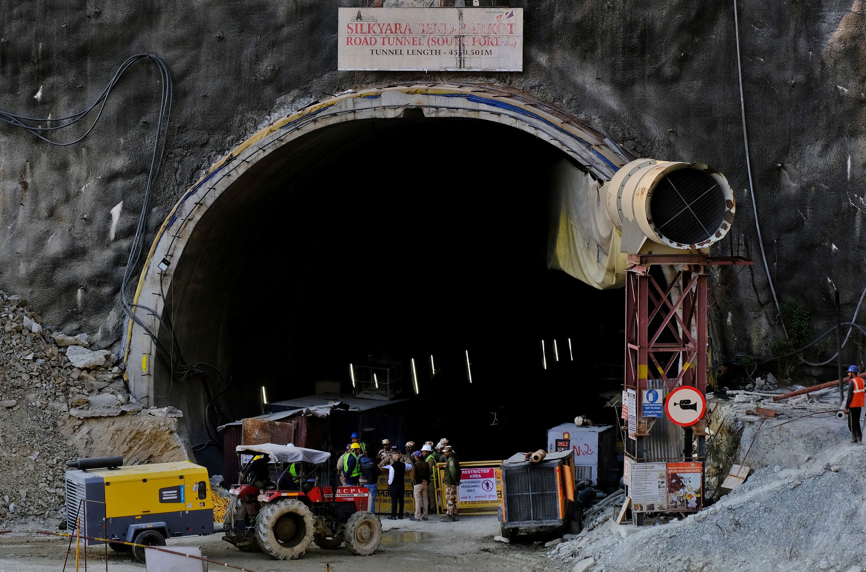 India tunnel collapse rescue