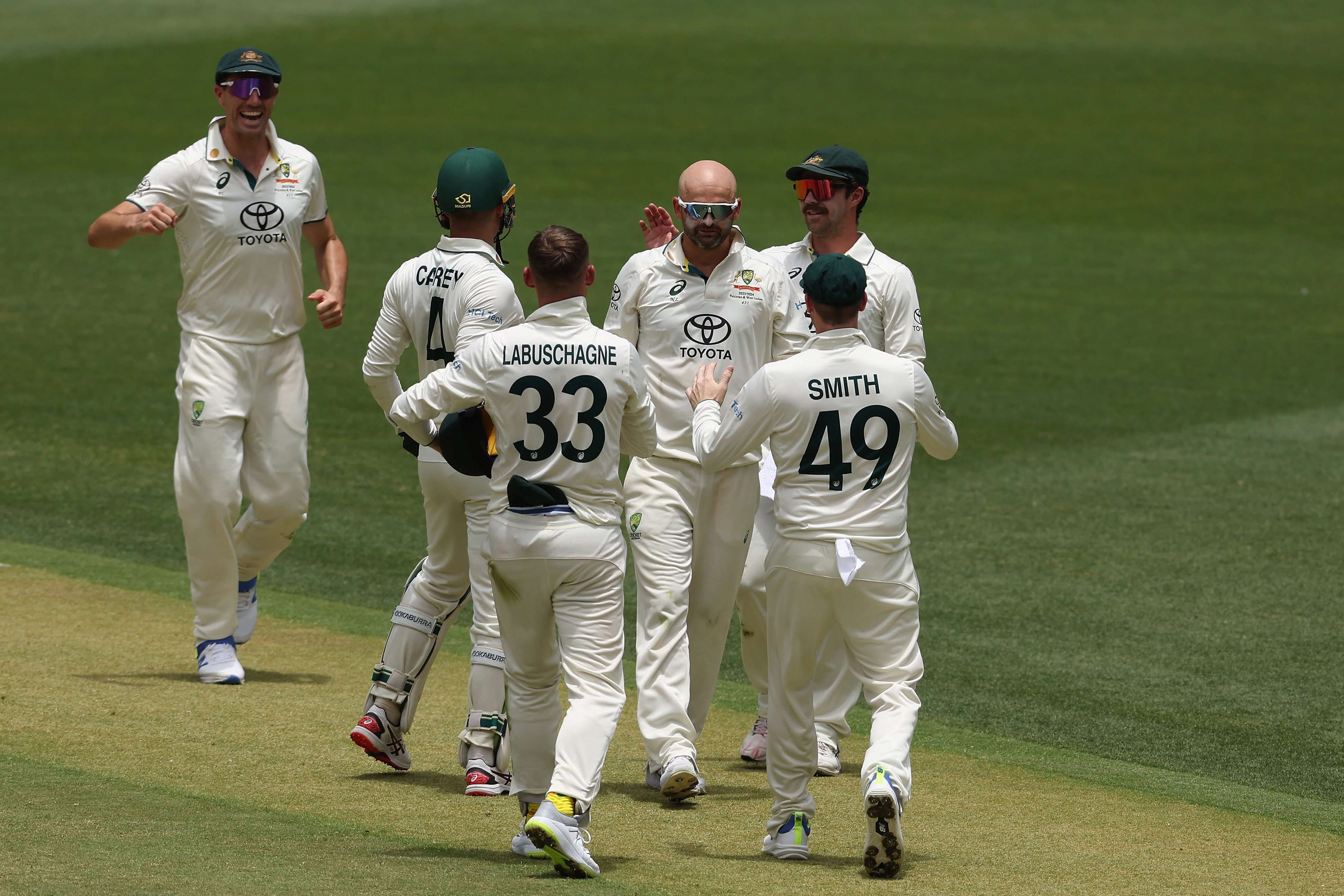 Nathan Lyon celebrates with team mates the wicket of Imam-ul-Haq.