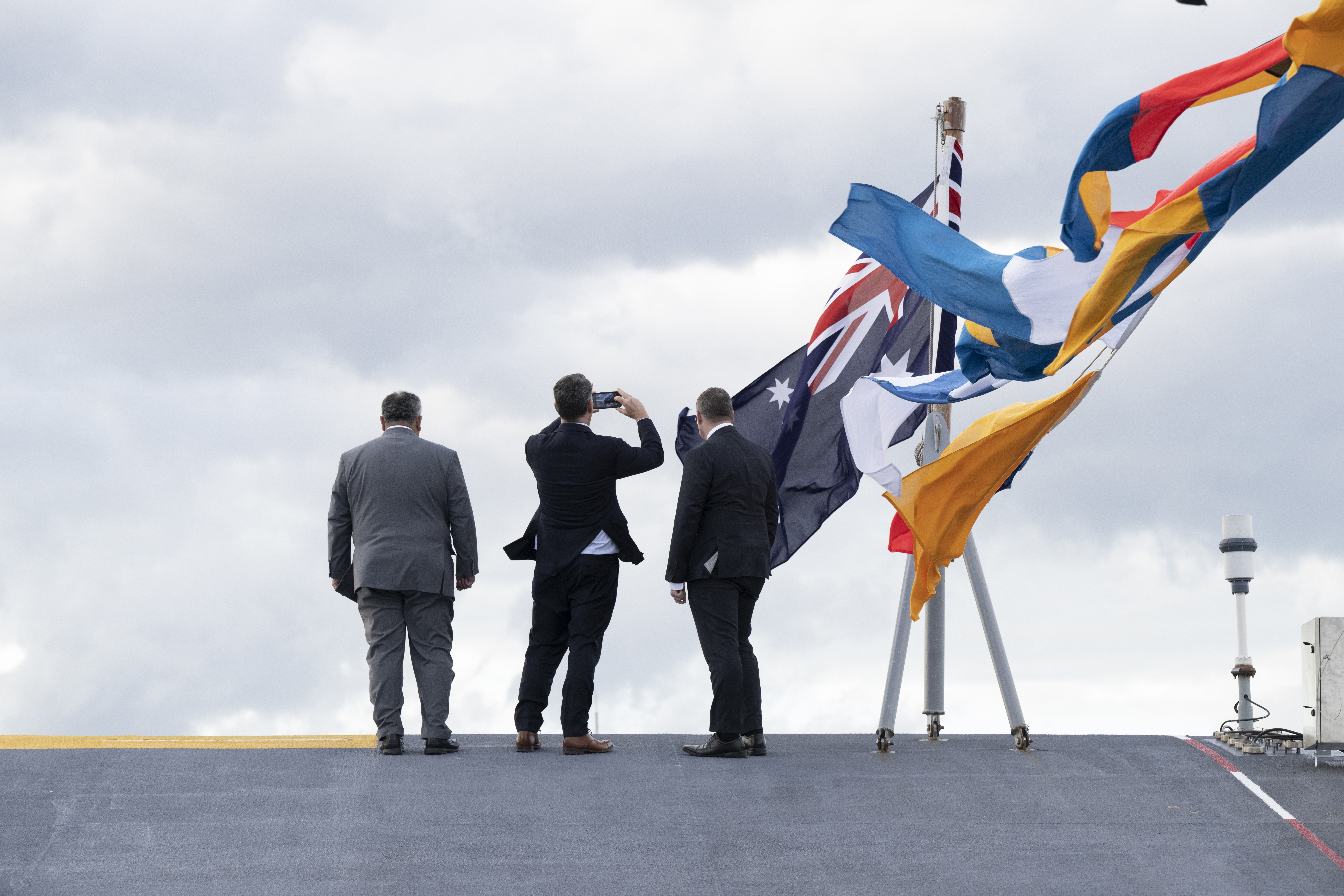 El Viceprimer Ministro Richard Marles y el Secretario de Marina de los Estados Unidos, Carlos Del Toro, lanzan el ejercicio militar bilateral, Talisman Sabre, en el HMAS Canberra en Garden Island, Sydney.  21 de julio de 2023 Foto: Janie Barrett