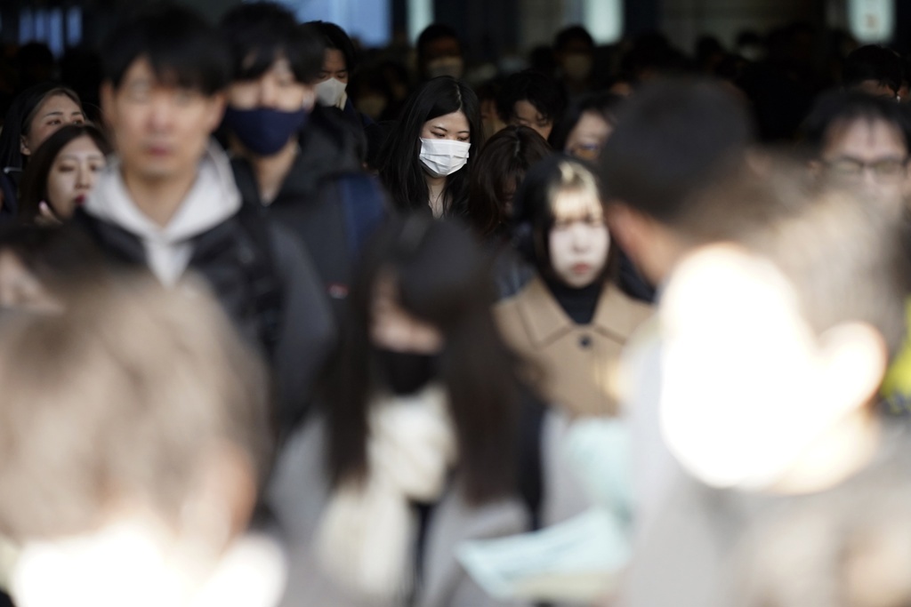 Los viajeros caminan por un pasillo durante la hora pico en la estación Shinagawa el miércoles 14 de febrero de 2024 en Tokio.  Japón ha caído a la cuarta economía más grande del mundo, ya que los datos gubernamentales publicados el jueves 15 de febrero mostraron que se quedó atrás del tamaño de Alemania en 2023. (Foto AP/Eugene Hoshiko)