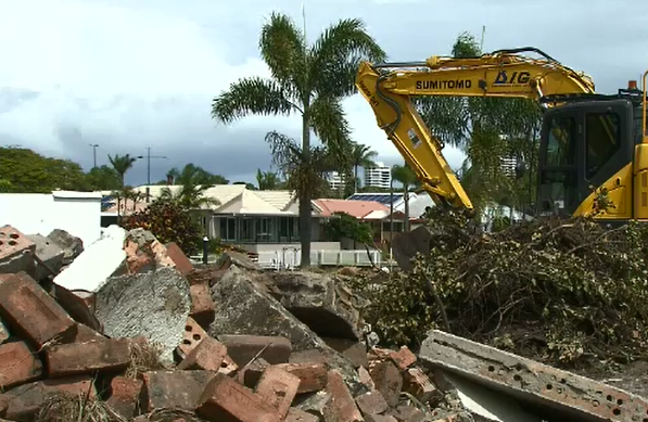 Tradies Unearth Thousands In Cash In Gold Coast Backyard Glbnews Com