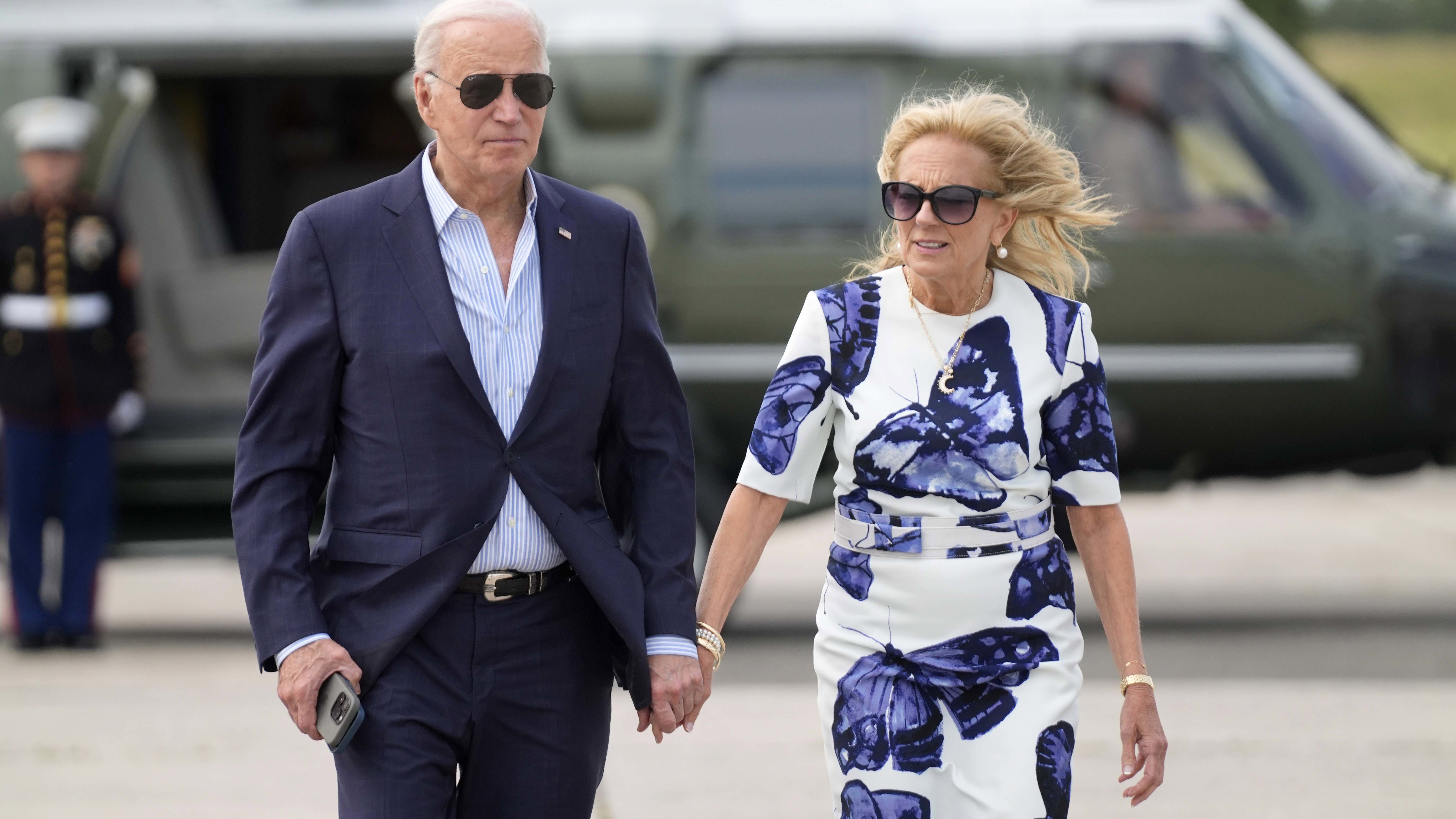 La familia de Biden lo anima a seguir en la carrera durante la reunión de Camp David