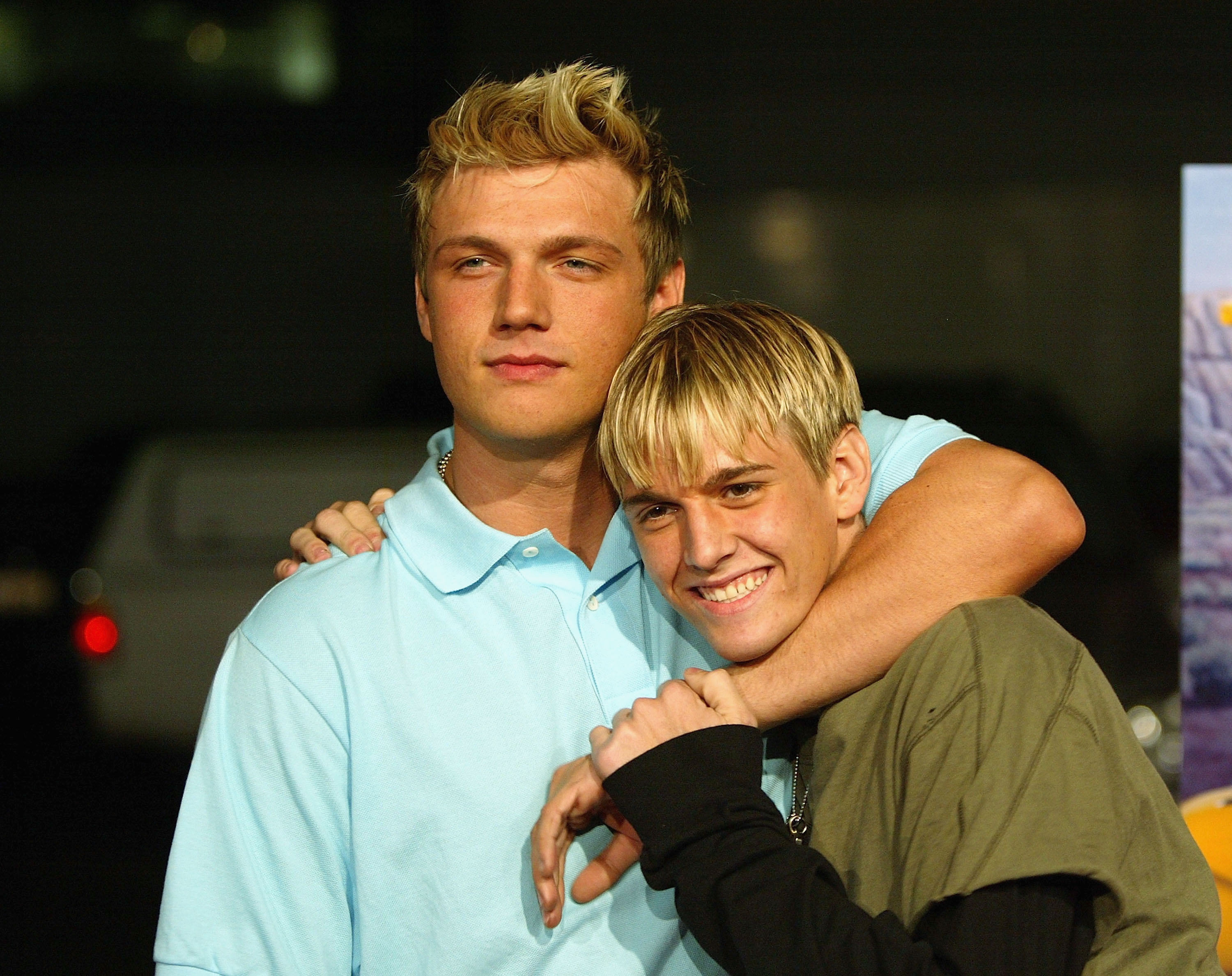 Aaron y Nick Carter (izquierda) llegan para el "vida sencilla 2" Welcome Home Party en The Spider Club el 14 de abril de 2004 en Hollywood.  (Foto de Frazer Harrison/Getty Images) *** Leyenda local *** Aaron Carter;  nick carter