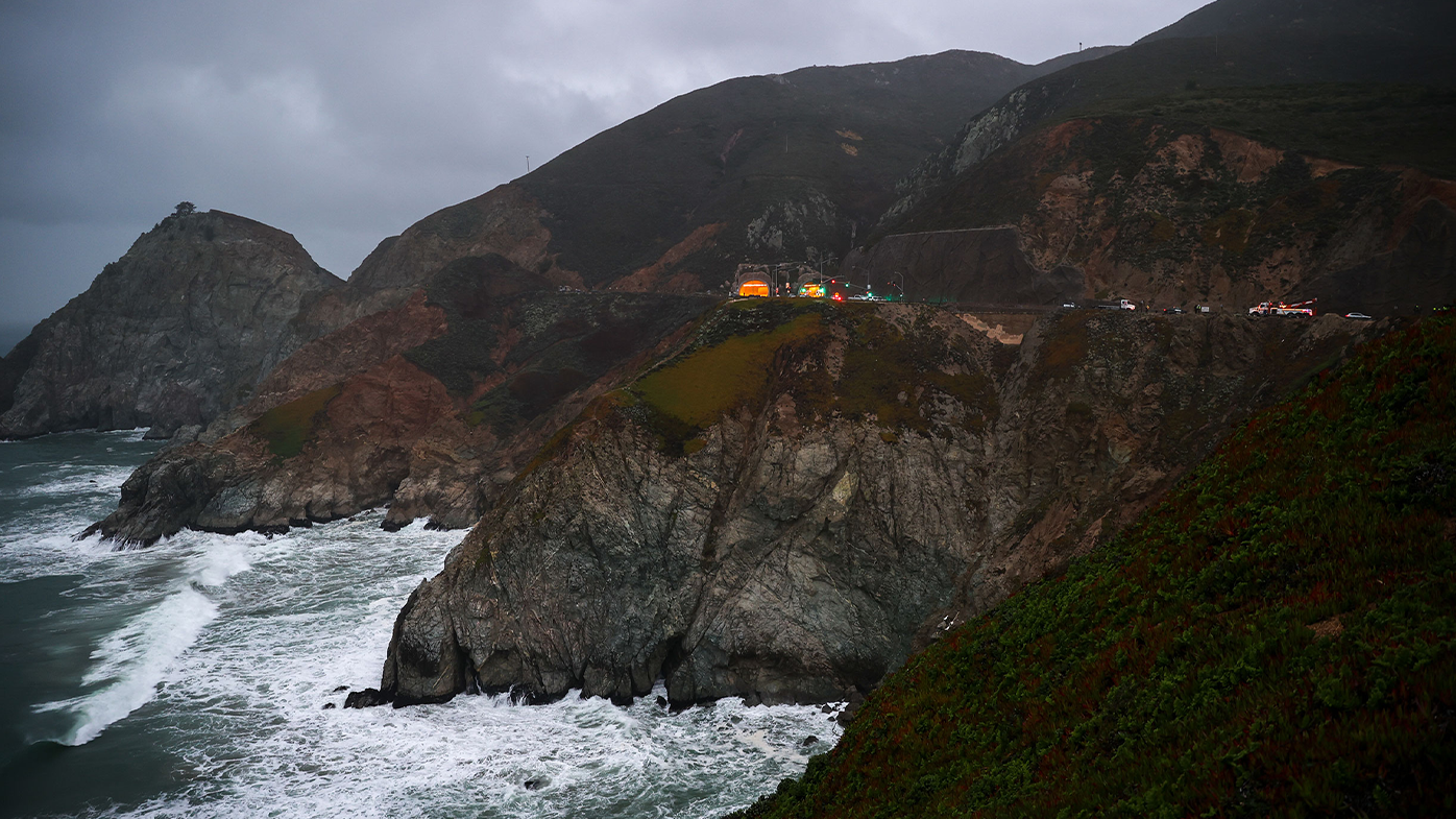 Los equipos de rescate se muestran aquí en la ubicación de Pacific Coast Highway donde un Tesla cayó por un acantilado el 2 de enero.