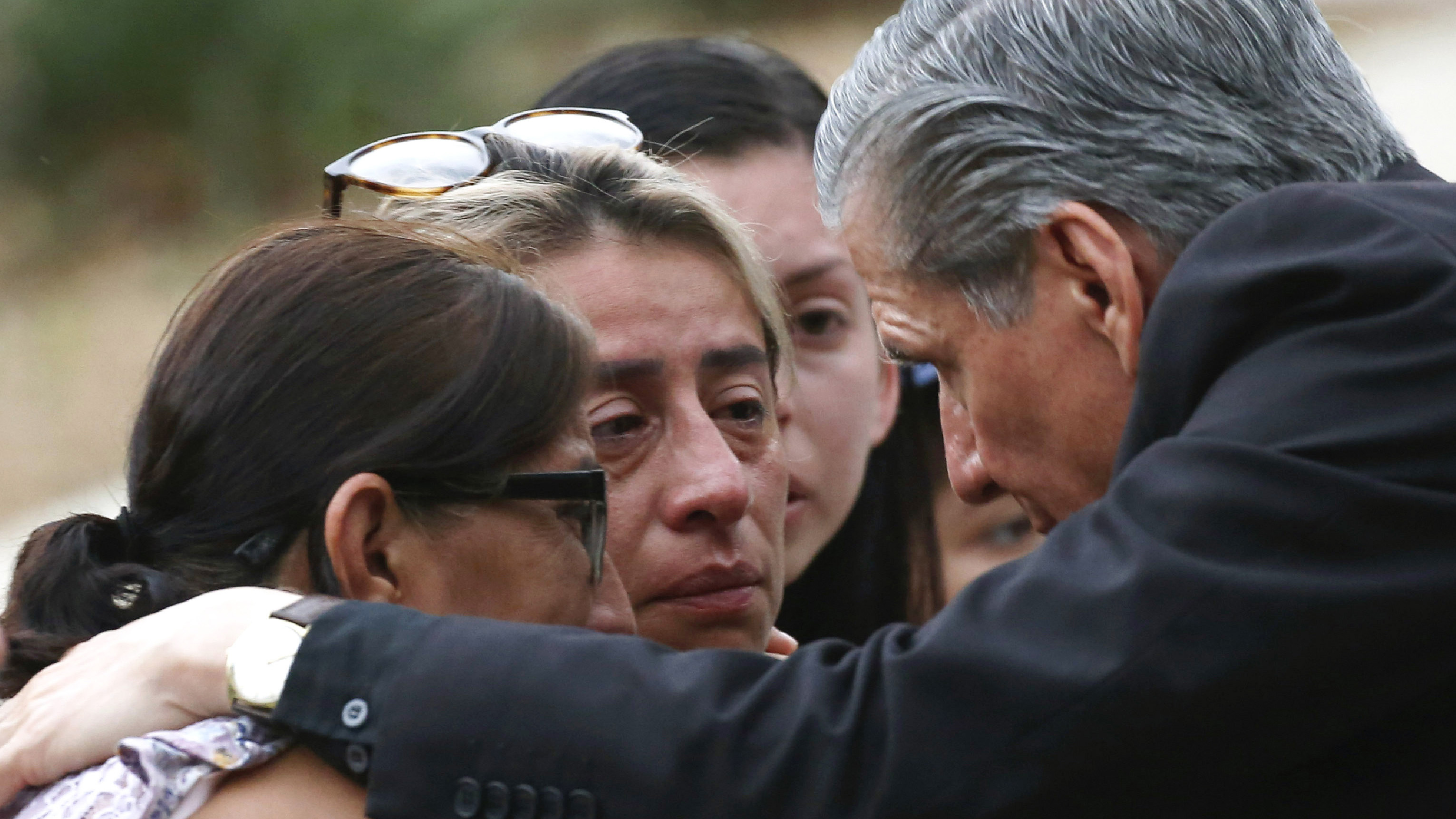 El arzobispo de San Antonio, Gustavo García-Siller, a la derecha, consuela a las familias afuera del Centro Cívico luego de un tiroteo mortal en la Escuela Primaria Robb en Uvalde, Texas.