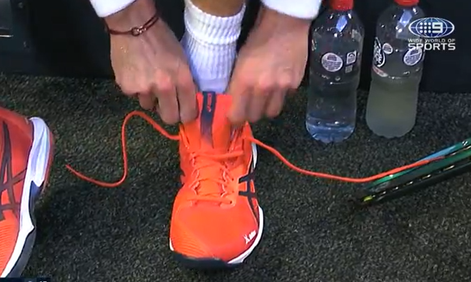 De Minaur was forced to change his shoe due to a broken shoe lace.