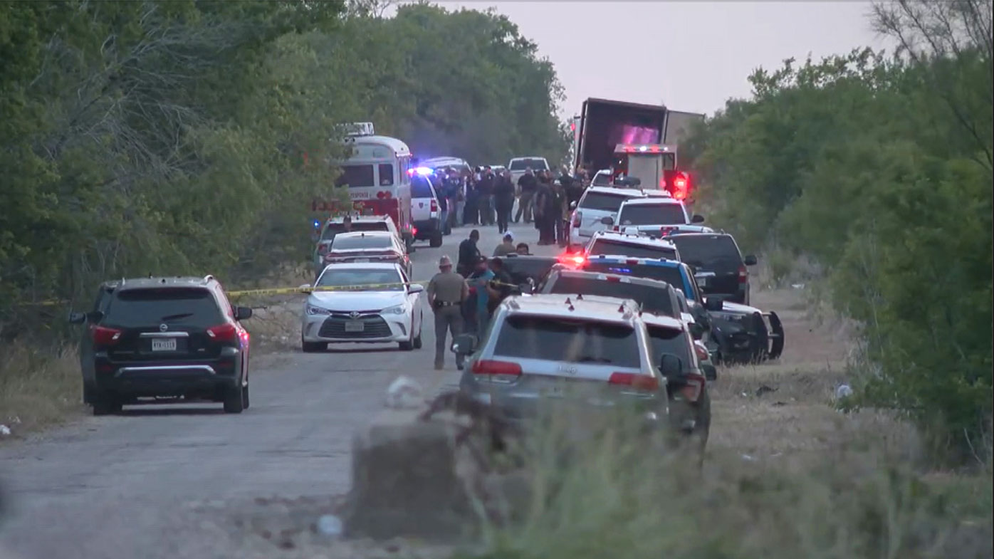 Al menos 42 migrantes encontrados muertos en camión en San Antonio, Texas.