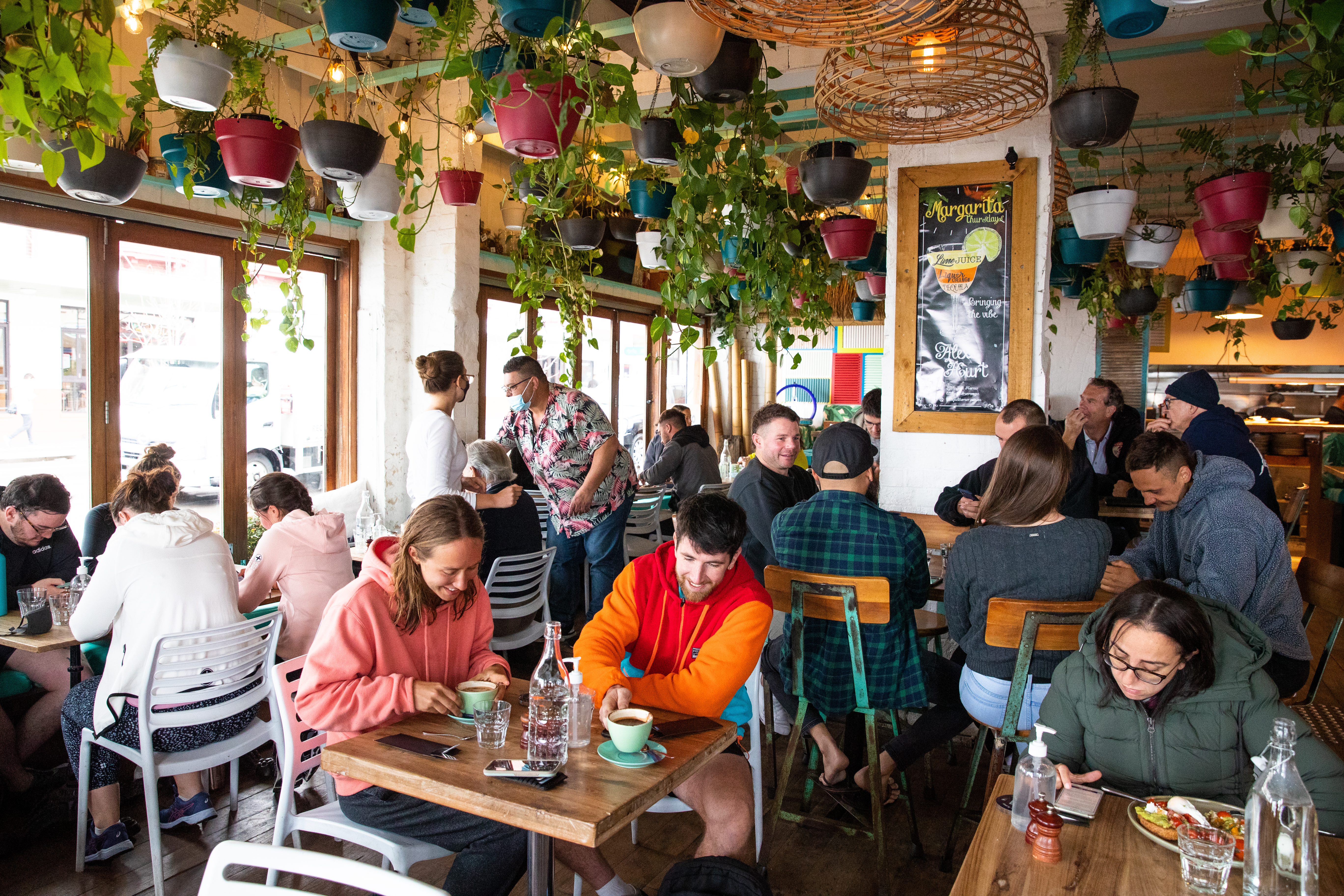A busy Little jack horner cafe in Coogee. Reopening of retail, cafes and hairdressers in Coogee. Story by Anna Patty. 11th oct 2021. Photo: Edwina Pickles / SMH