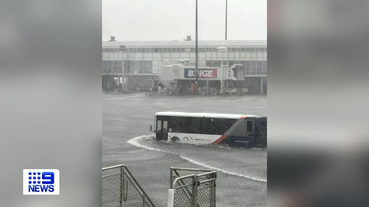 Christmas Day storms set to hit multiple states after sunny start to the day - Sydney Airport, Christmas Eve