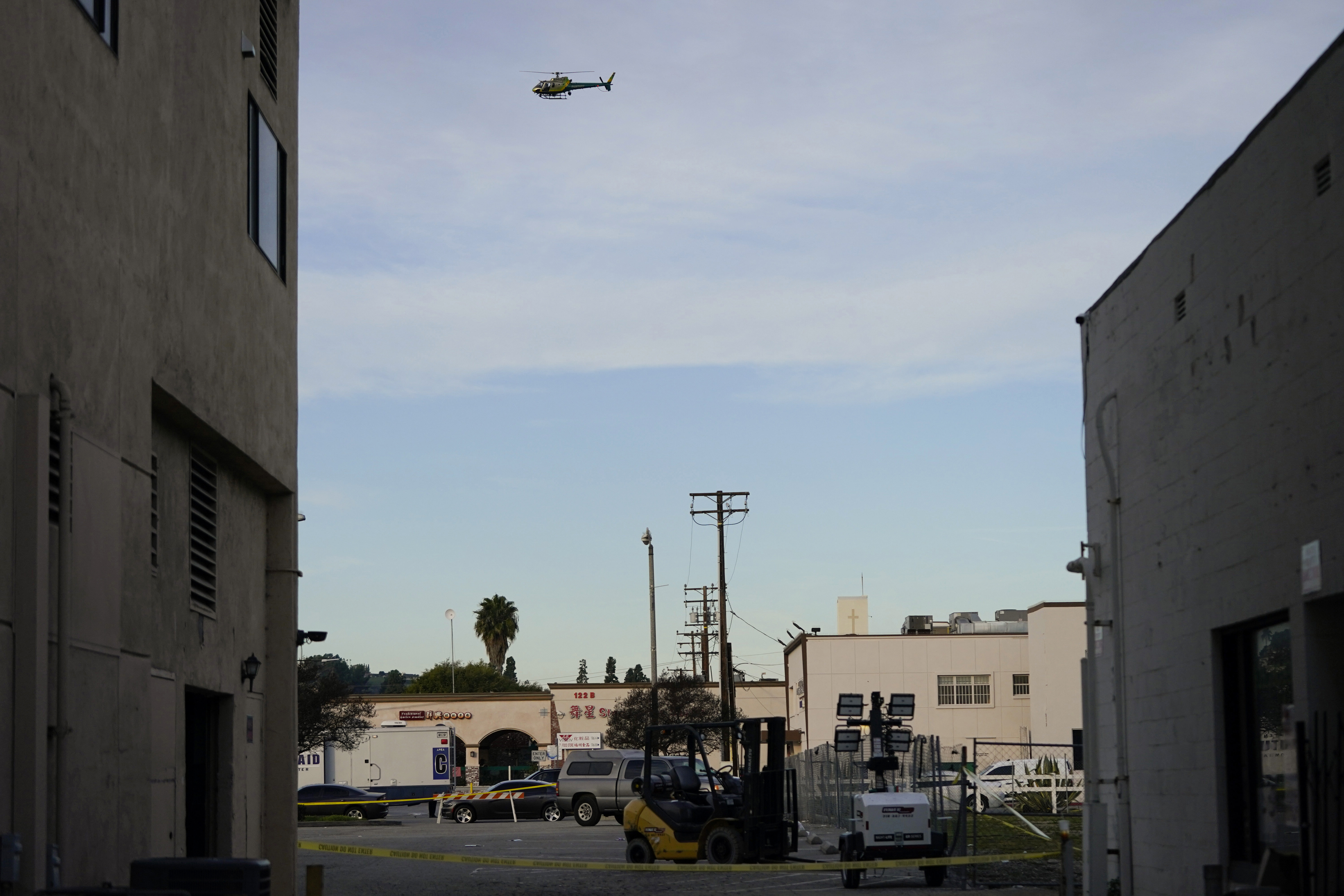 Un helicóptero policial sobrevuela Star Dance Studio en Monterey Park.