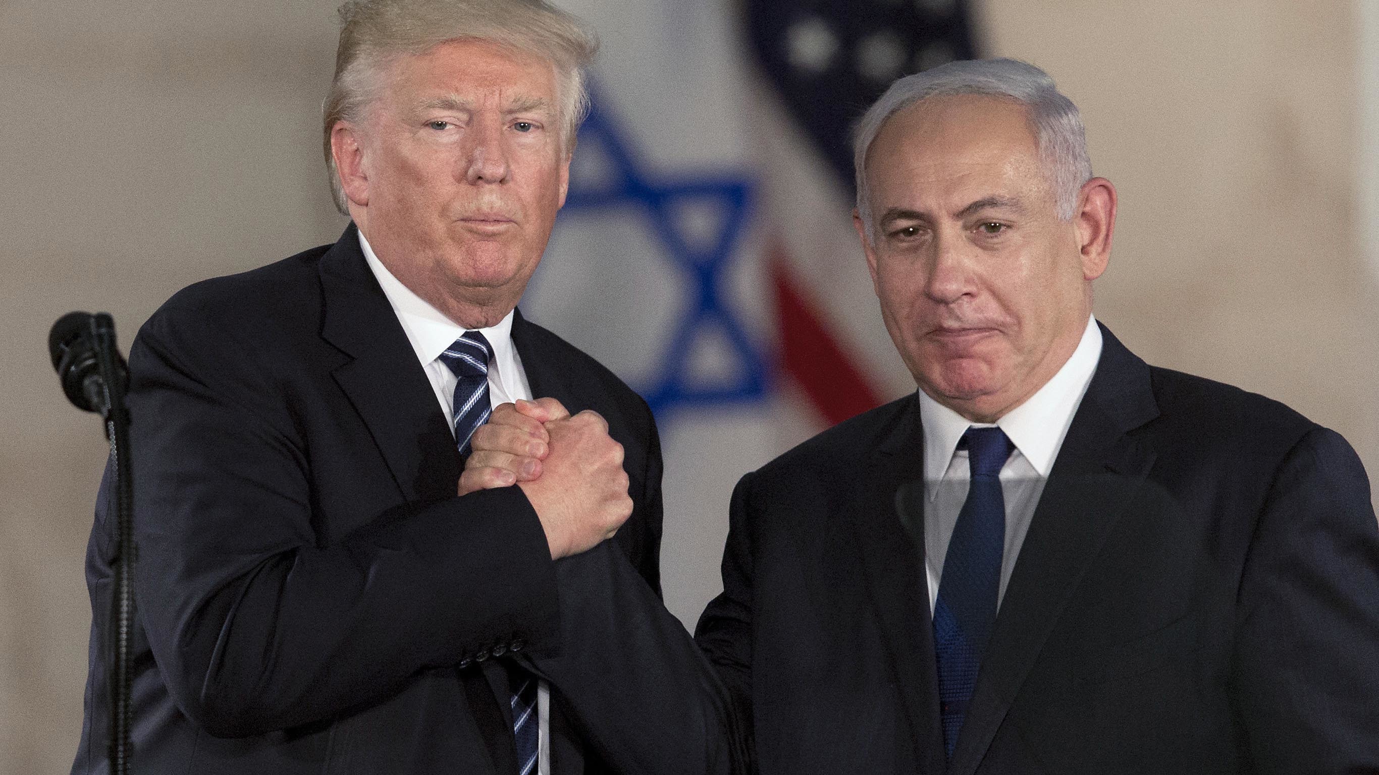 El presidente Donald Trump y el primer ministro israelí Benjamin Netanyahu se dan la mano en el Museo de Israel en Jerusalén, 23 de mayo de 2017. 