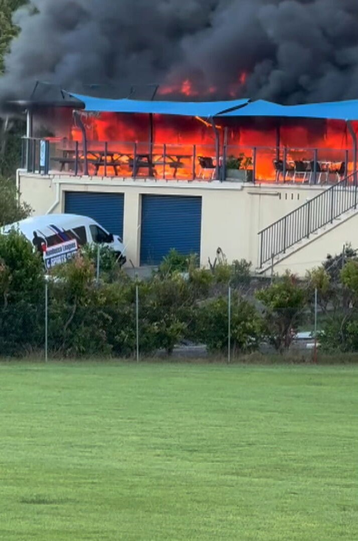 A﻿ large fire has engulfed a sports club, forcing its roof to cave in, in New South Wales' Mid-North Coast. 