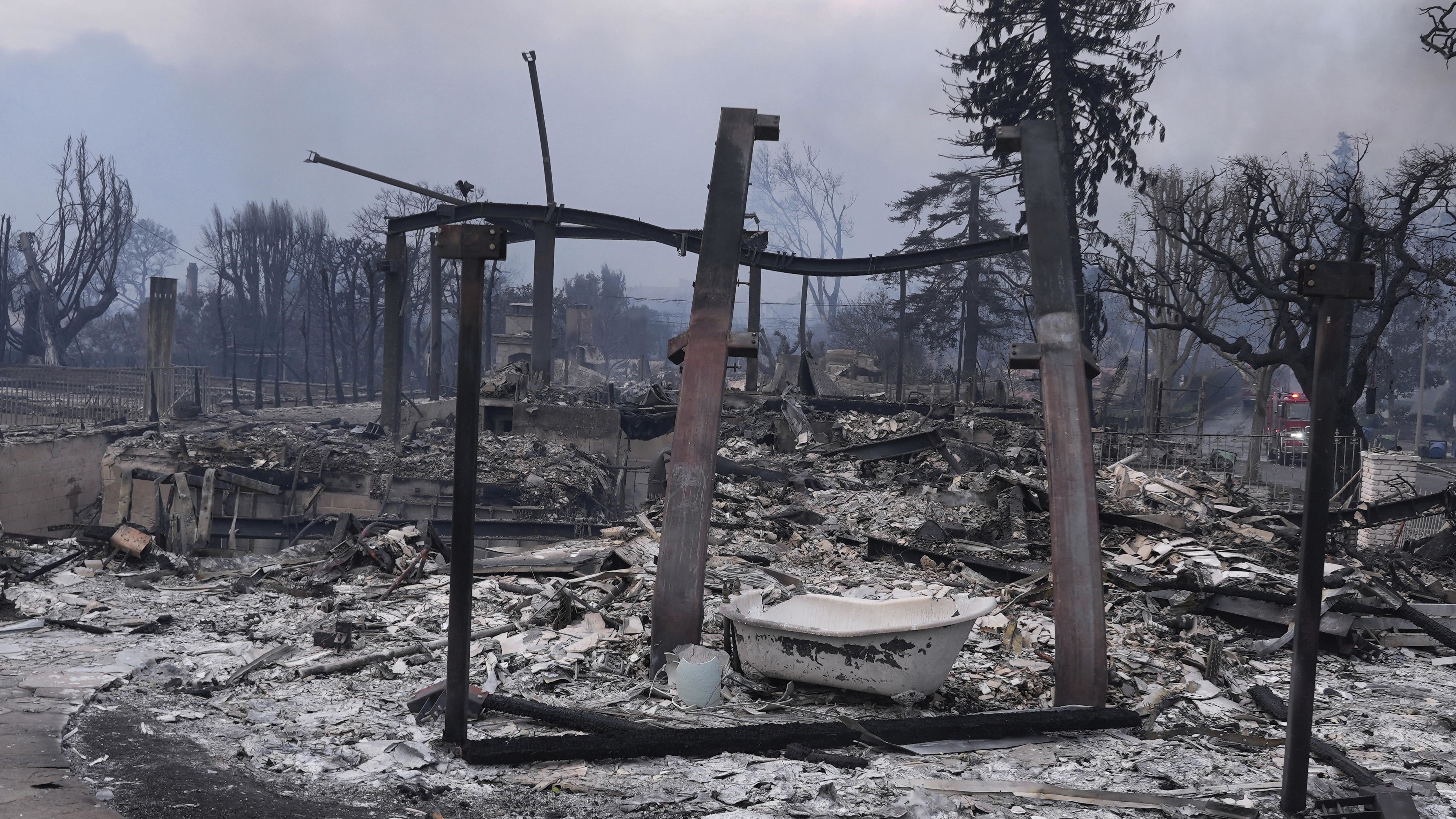 El incendio Palisades arrasa un vecindario en medio de fuertes vientos en el vecindario Pacific Palisades de Los Ángeles, el miércoles 8 de enero de 2025. (Foto AP/Damian Dovarganes)