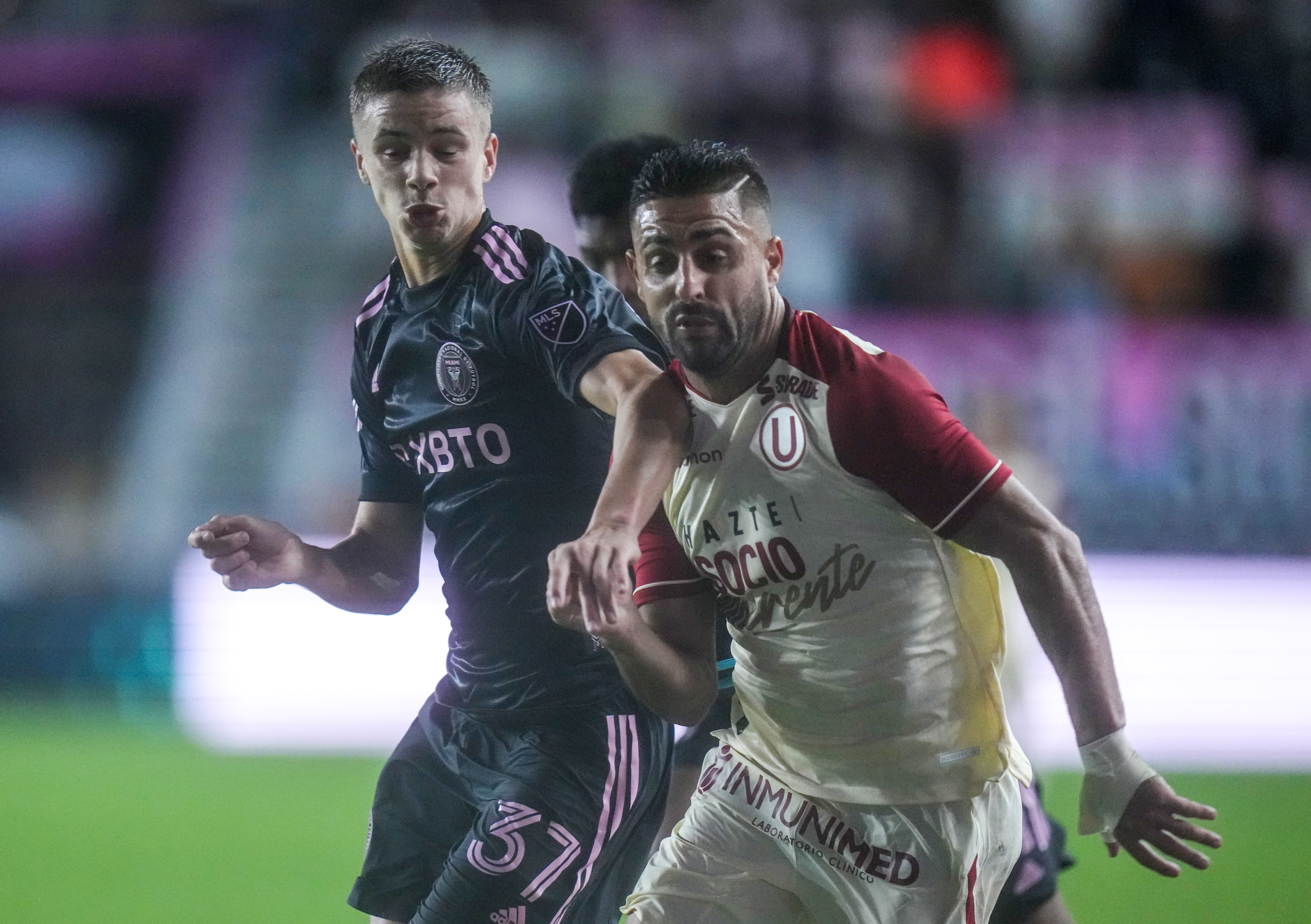 FORT LAUDERDALE, FLORIDA - JANUARY 26: Luis Alfredo Urruti Gimenez #11 of Club Universitario de Deportes fights for control of the ball against Romeo Beckham #37 of Inter Miami CF during the second half at DRV PNK Stadium on January 26, 2022 in Fort Lauderdale, Florida. (Photo by Mark Brown/Getty Images)
