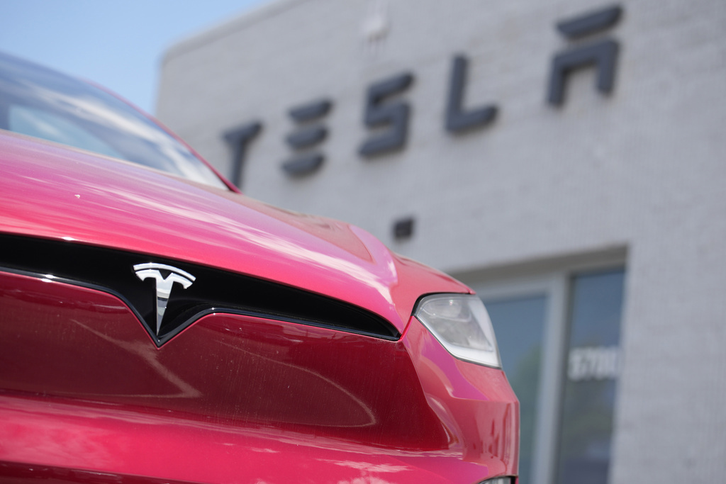 Tesla retira del mercado casi todos los vehículos vendidos en EE. UU. para reparar el sistema que monitorea a los conductores mediante el piloto automático