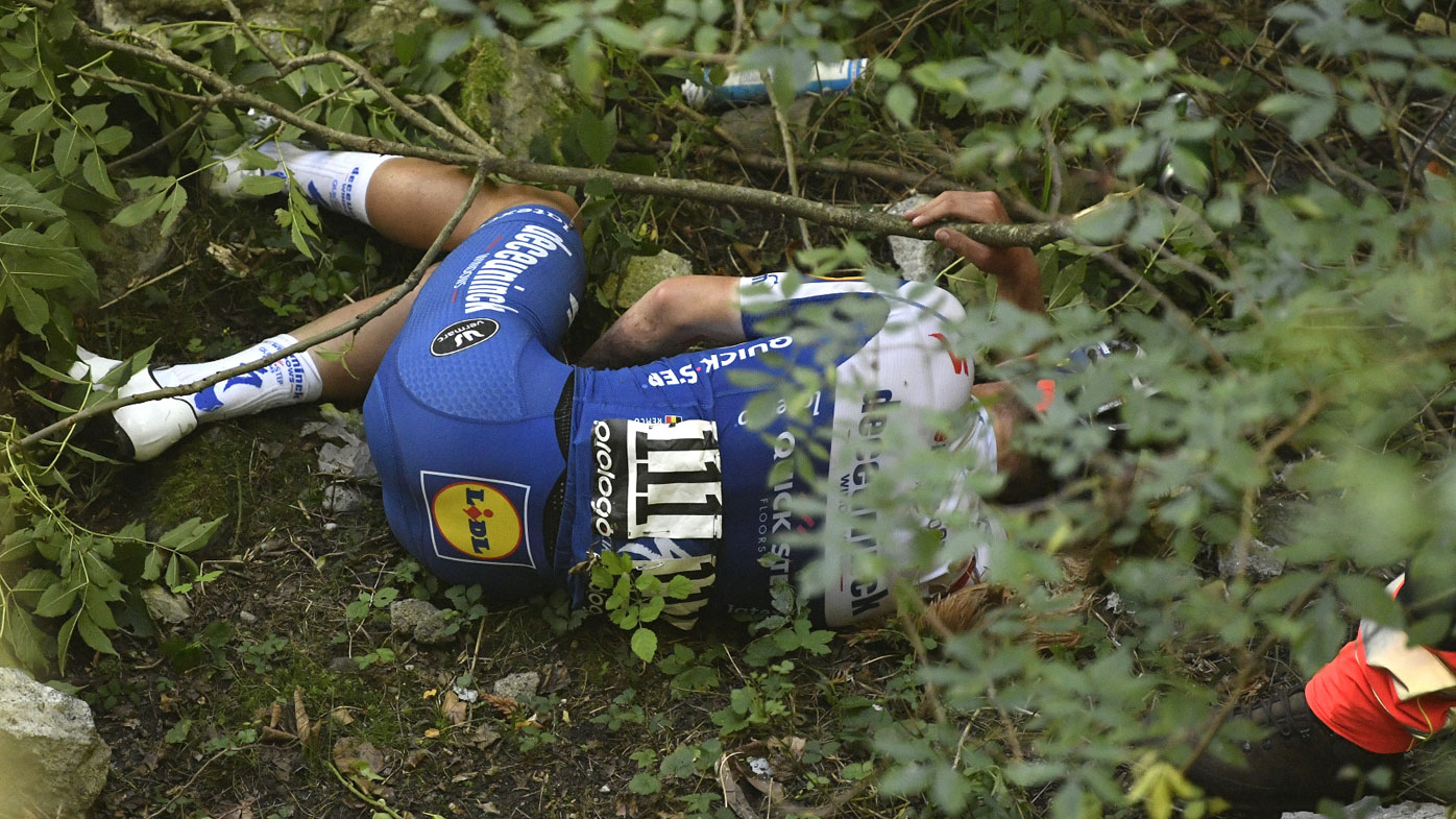 Remco Evenepoel crashes off bridge video | Tour of ...