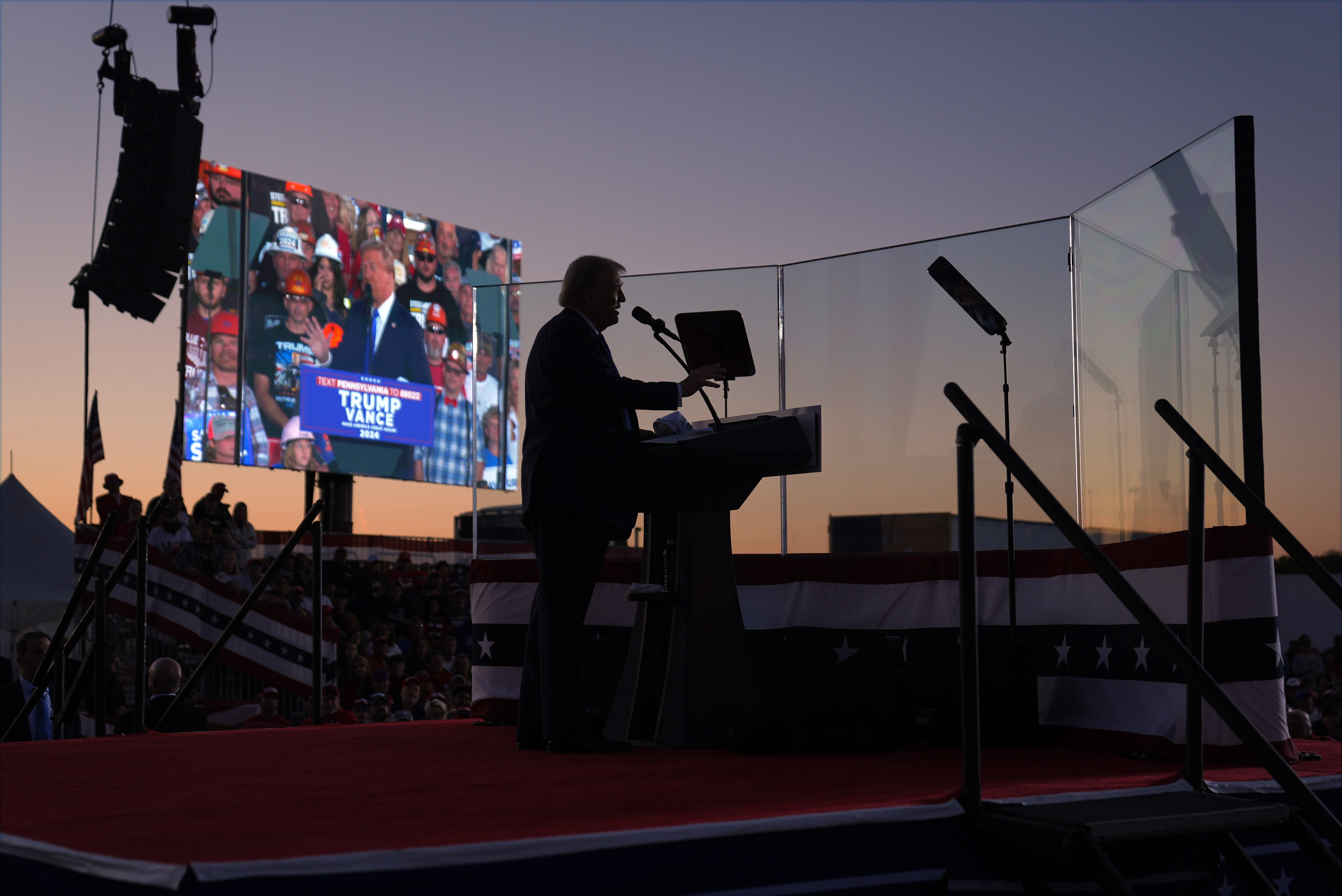 El expresidente Donald Trump, candidato presidencial republicano, habla durante un mitin de campaña en el Aeropuerto Regional Arnold Palmer, el sábado 19 de octubre de 2024, en Latrobe, Pensilvania. 