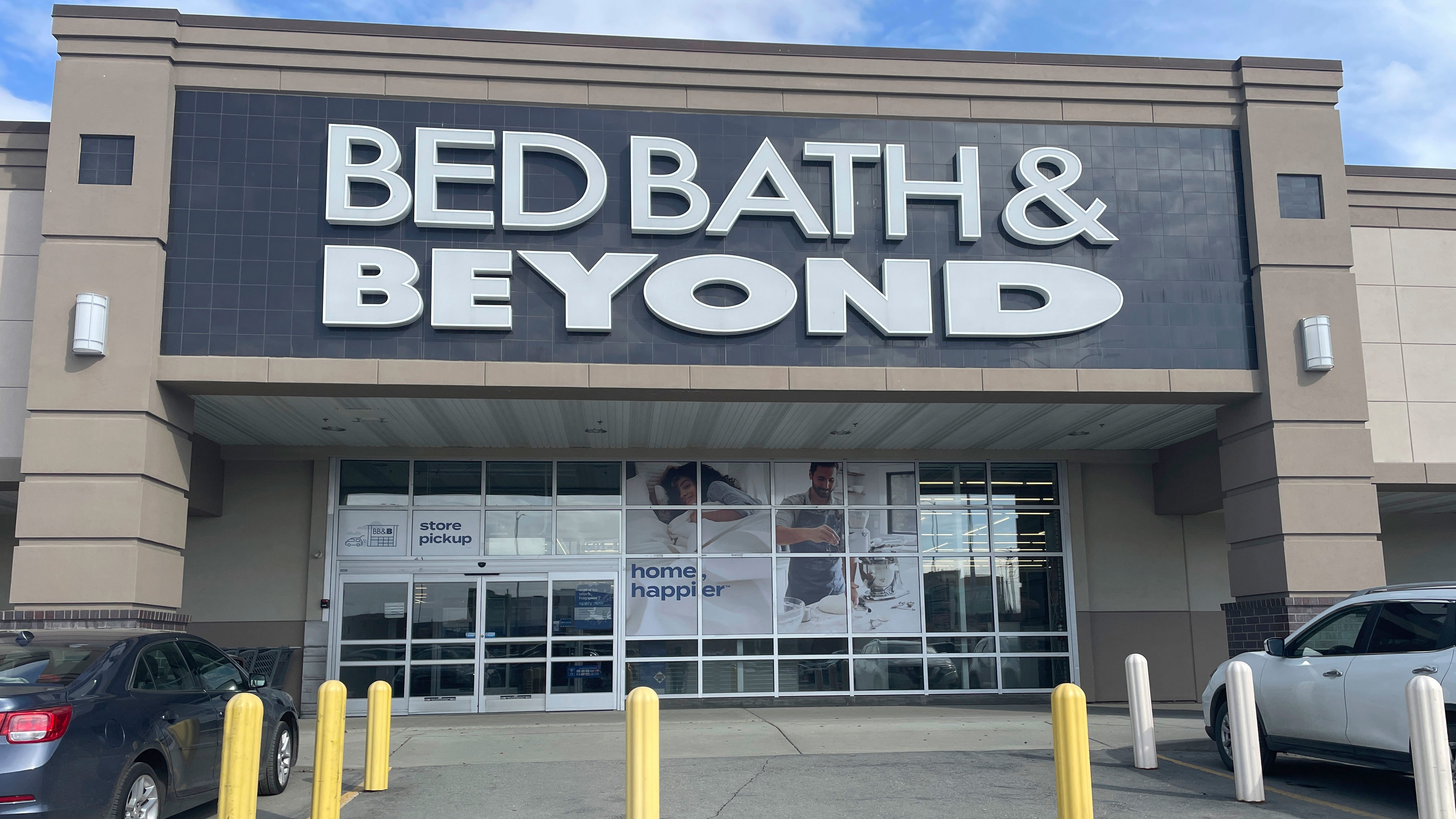 La entrada a una tienda Bed Bath & Beyond se ve en Anchorage, Alaska, el domingo 23 de abril de 2023. La compañía se declaró en bancarrota el domingo, luego de años de pérdidas y ventas pésimas y numerosos planes de recuperación fallidos.