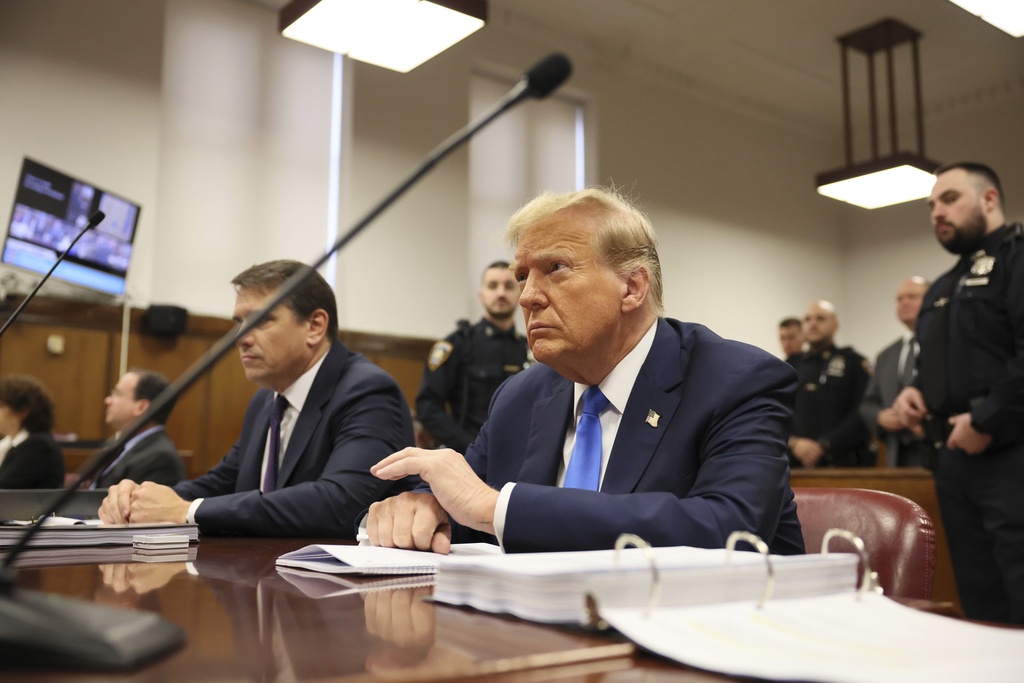 El expresidente estadounidense Donald Trump aparece en el tribunal penal de Manhattan durante la selección del jurado en Nueva York, el jueves 18 de abril de 2024. 