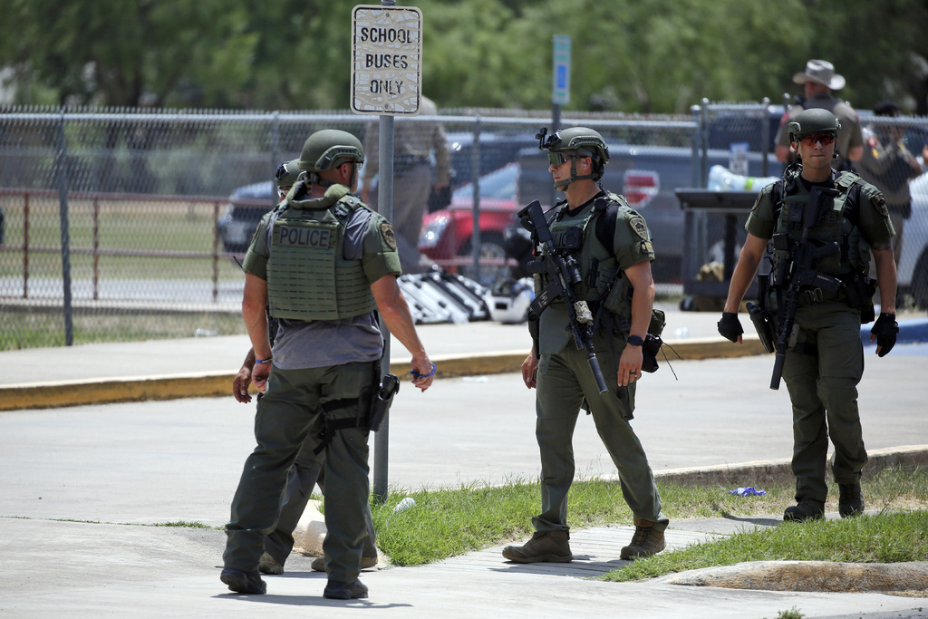 El personal policial se encuentra afuera de la escuela primaria Robb después del tiroteo del 24 de mayo de 2022.