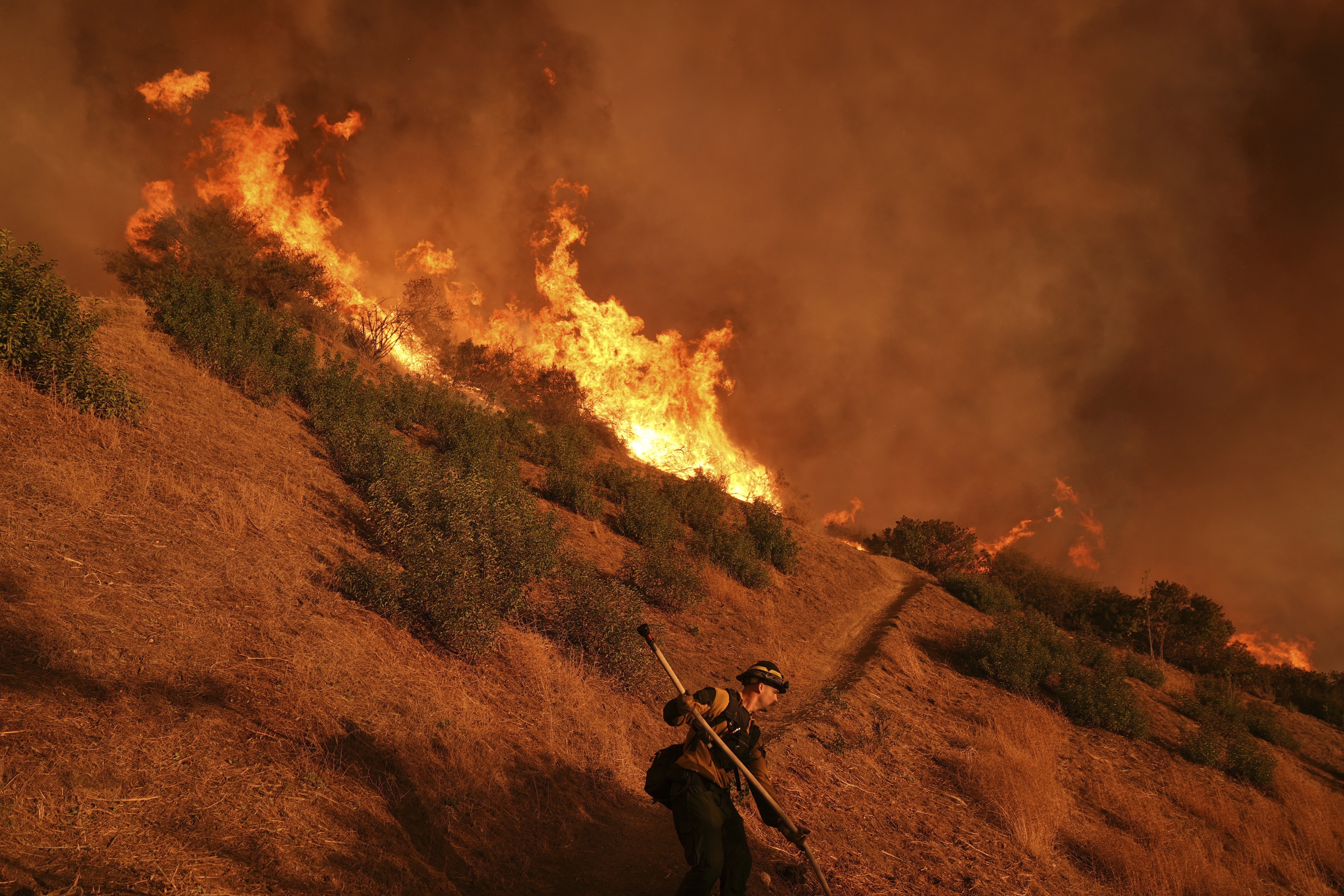 Un bombero lucha contra el incendio Palisades en Mandeville Canyon el sábado 11 de enero de 2025 en Los Ángeles. (Foto AP/Jae C. Hong)