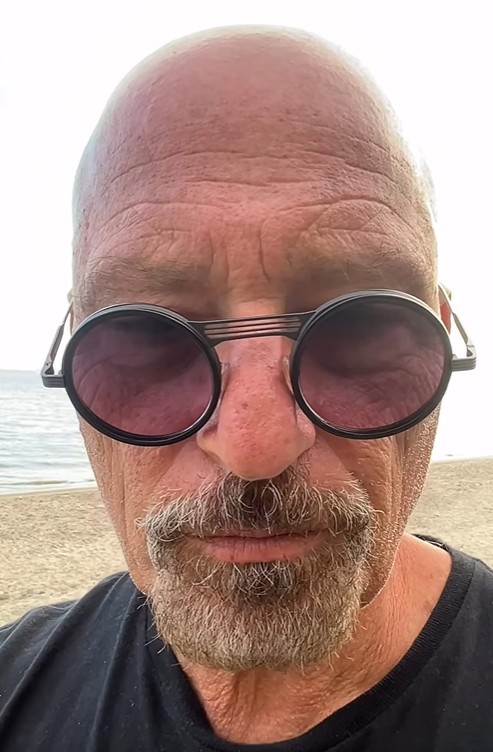 Howie Mandel has issued a tongue in cheek apology over his recent attack on Kelly Ripa and her husband Mark Consuelos for comments they made about him turning 70.